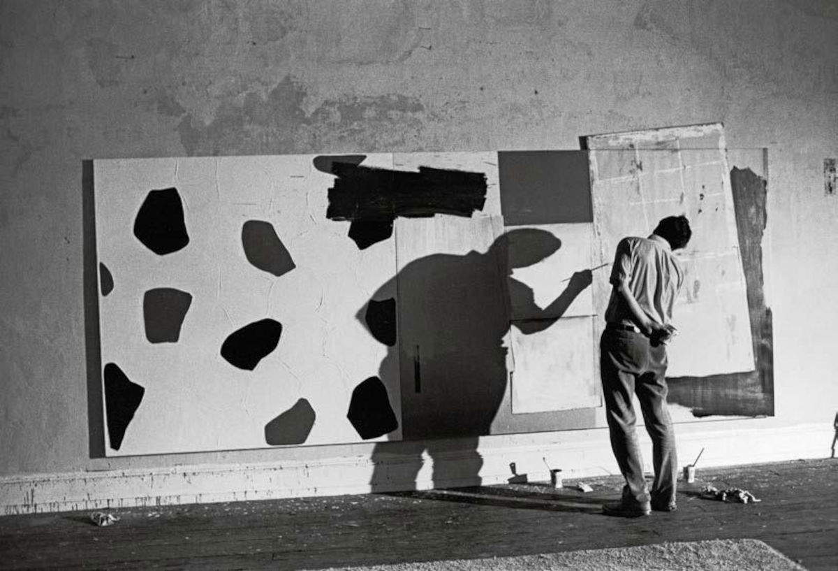 Ugo Mulas, Jasper Johns interviene su Harlem Light nello studio di Canal Street, New York, autunno 1967. La fotografia &egrave; pubblicata in U. Mulas, La fotografia, 1973. Fotografie Ugo Mulas &copy; Eredi Ugo Mulas. Tutti i diritti riservati / Photo Ugo Mulas &copy; Ugo Mulas Heirs. All rights reserved &copy; Jasper Johns, by SIAE 2026