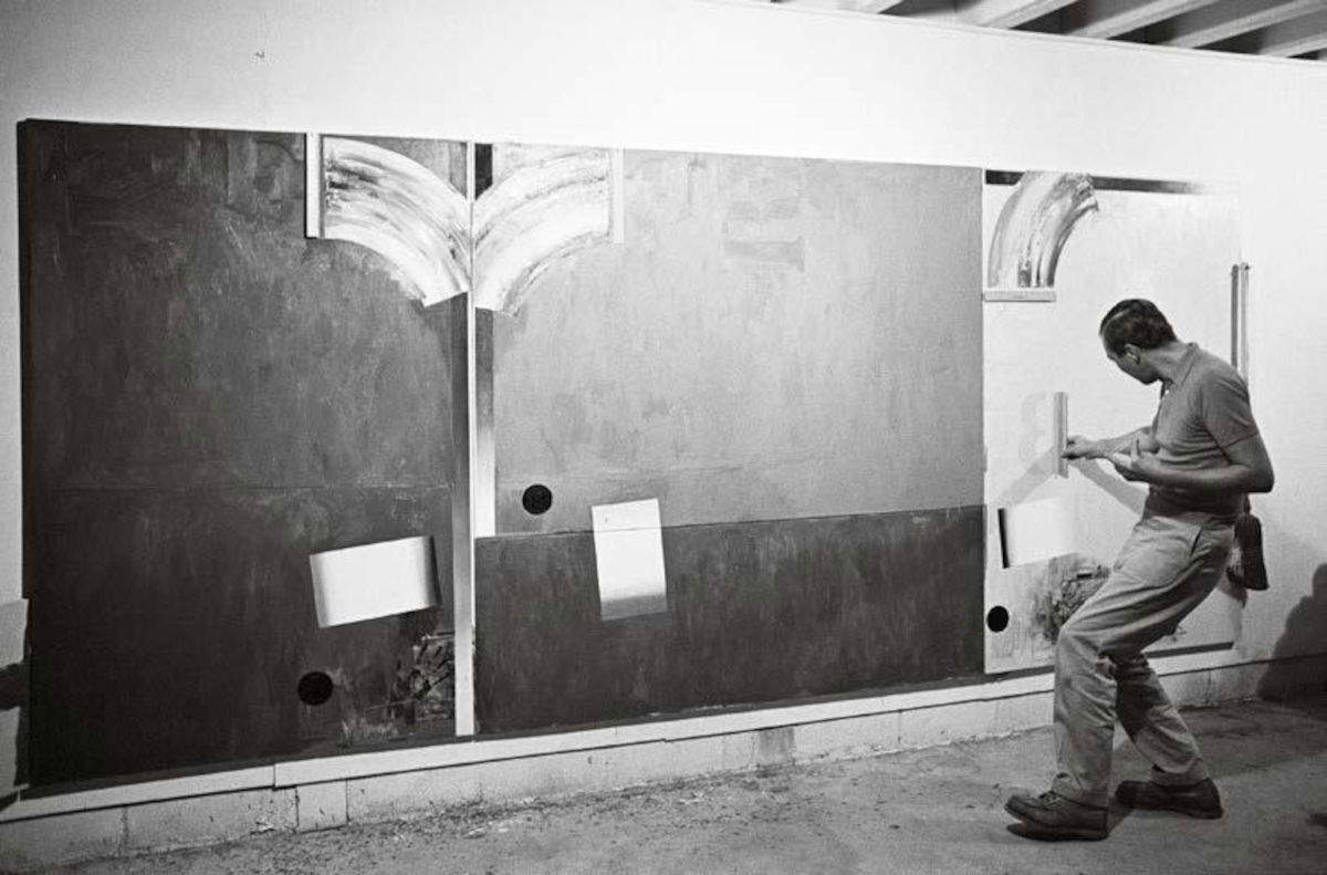 Ugo Mulas, Jasper Johns interviene su Untitled nello studio di Edisto Beach, South Carolina, fine ottobre 1965. La fotografia &egrave; pubblicata in New York: Arte e persone, 1967. Fotografie Ugo Mulas &copy; Eredi Ugo Mulas. Tutti i diritti riservati / Photo Ugo Mulas &copy; Ugo Mulas Heirs. All rights reserved &copy; Jasper Johns, by SIAE 2026