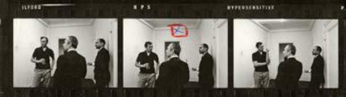 Ugo Mulas, Jasper Johns, Leo Castelli e Alan Solomon nella casa di Johns a Riverside Drive, New York, novembre 1964. Dettagli di due provini a contatto. Su concessione di Archivio Ugo Mulas. Fotografie Ugo Mulas &copy; Eredi Ugo Mulas. Tutti i diritti riservati / Photo Ugo Mulas &copy; Ugo Mulas Heirs. All rights reserved &copy; Jasper Johns, by SIAE 2026