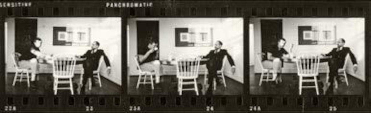 Ugo Mulas, Jasper Johns, Leo Castelli e Alan Solomon nella casa di Johns a Riverside Drive, New York, novembre 1964. Dettagli di due provini a contatto. Su concessione di Archivio Ugo Mulas. Fotografie Ugo Mulas &copy; Eredi Ugo Mulas. Tutti i diritti riservati / Photo Ugo Mulas &copy; Ugo Mulas Heirs. All rights reserved &copy; Jasper Johns, by SIAE 2026