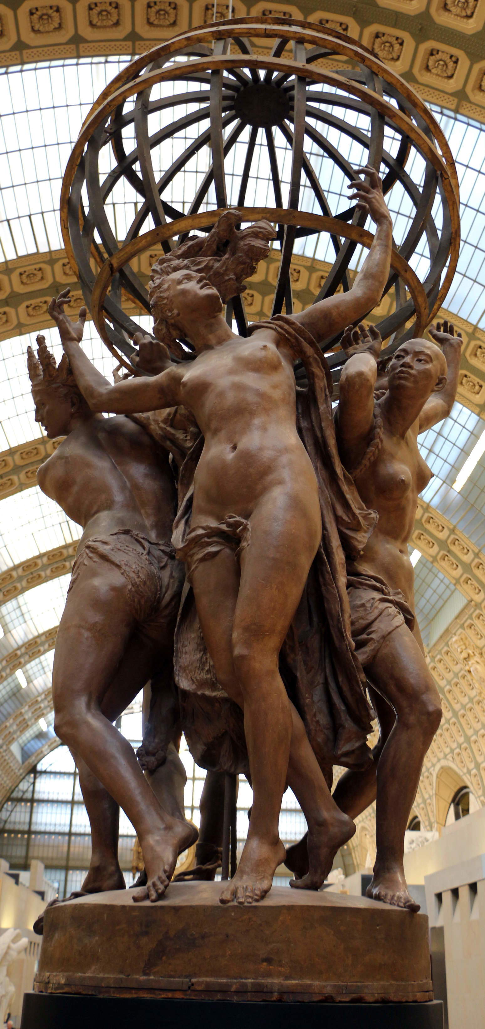 Jean-Baptiste Carpeaux, „Die vier Teile der Welt, die die Himmelskugel stützen“ (1872; Modell aus lackiertem Gips, 280 x 177 x 145 cm; Paris, Mus&eacute;e d&rsquo;Orsay) Foto: Wikimedia Commons | Sailko – Creative Commons Attribution 3.0 Unported-Lizenz.