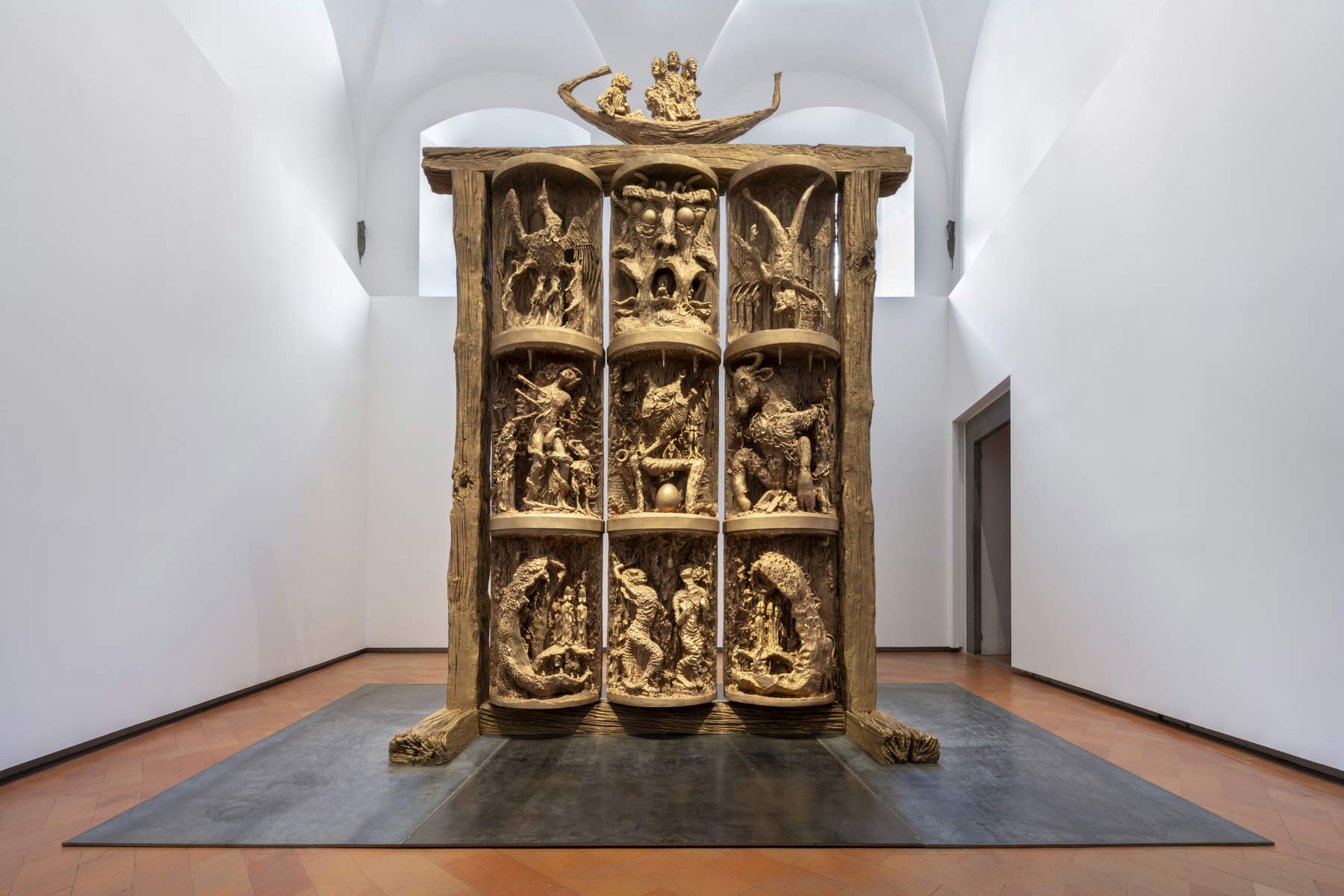 Jean-Marie Appriou. CANTO INFINITO, Installation im Palazzo Strozzi, Projektraum, 2026. &copy; Jean-Marie Appriou, von SIAE. Foto: Ela Bialkowska, OKNO Studio. Mit freundlicher Genehmigung der Fondazione Palazzo Strozzi, Florenz.