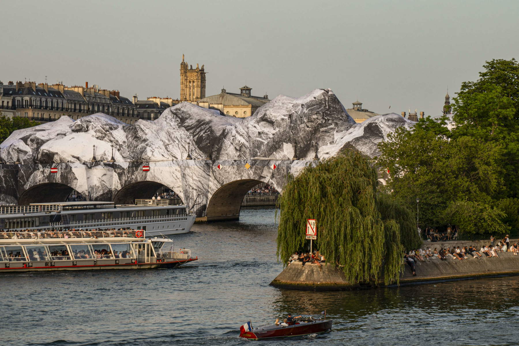 JR, La Caverne de Pont Neuf (2026). Foto: &Eacute;l&eacute;a Jeanne Schmitter &copy; 2026 Atelier JR