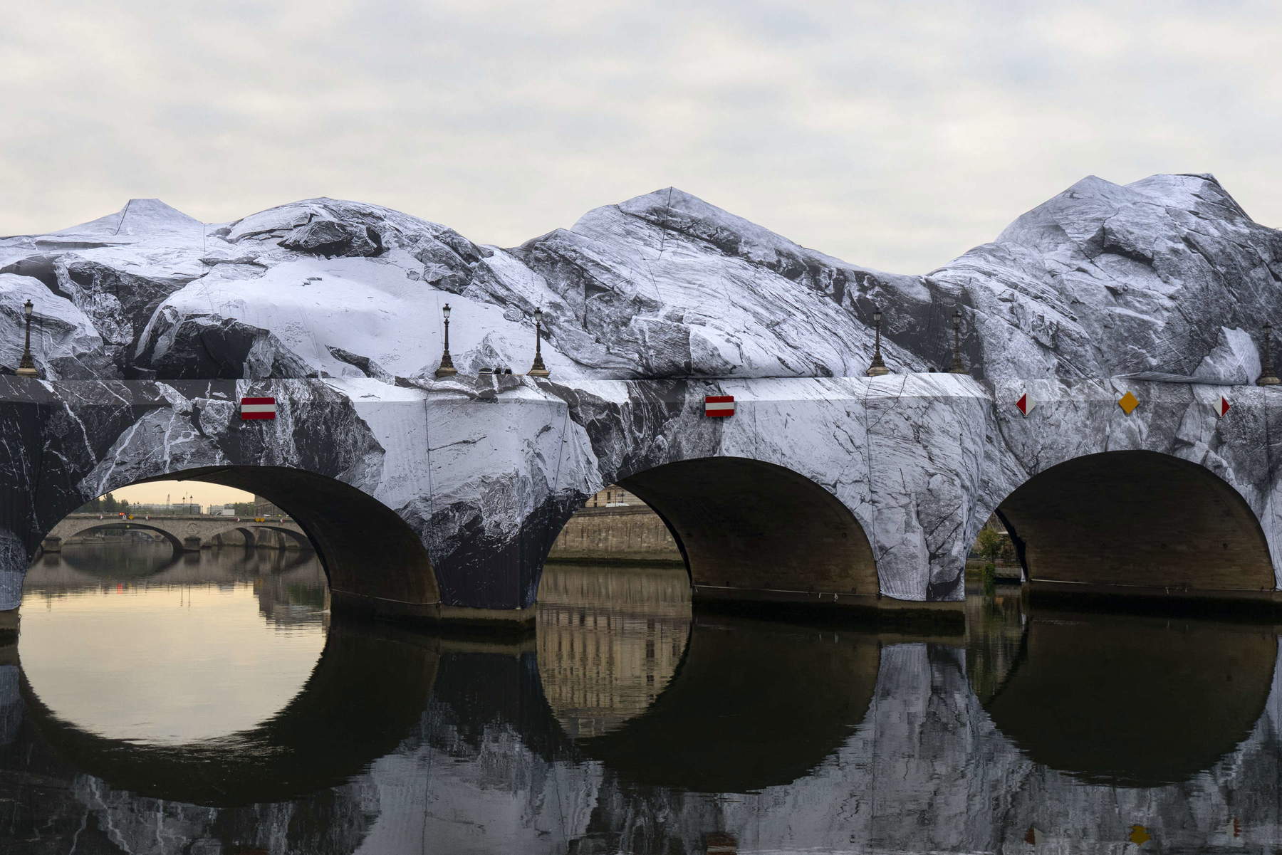 JR, La Caverne de Pont Neuf (2026). Foto: &Eacute;l&eacute;a Jeanne Schmitter &copy; 2026 Atelier JR