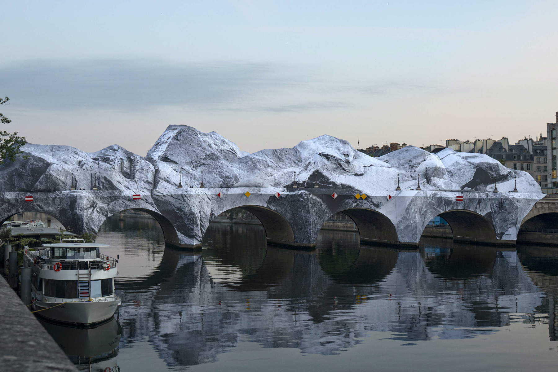 JR, La Caverne de Pont Neuf (2026). Foto: &Eacute;l&eacute;a Jeanne Schmitter &copy; 2026 Atelier JR