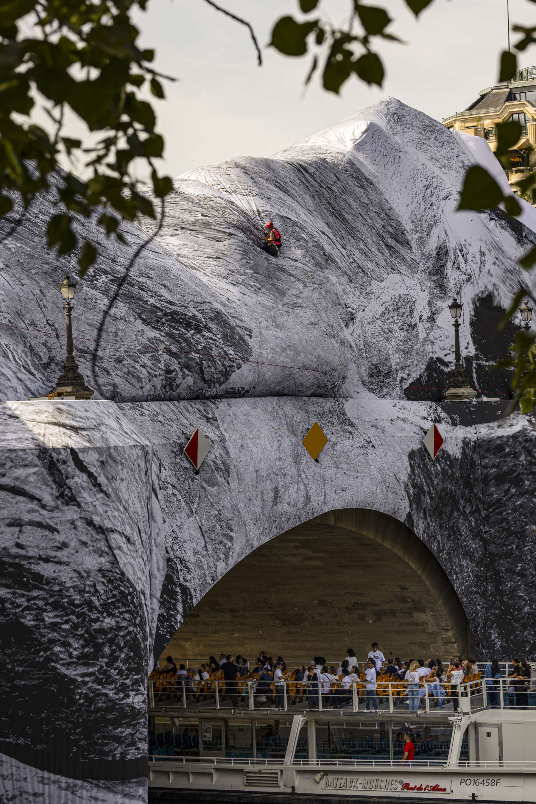 JR, La Caverne de Pont Neuf (2026). Foto: &Eacute;l&eacute;a Jeanne Schmitter &copy; 2026 Atelier JR