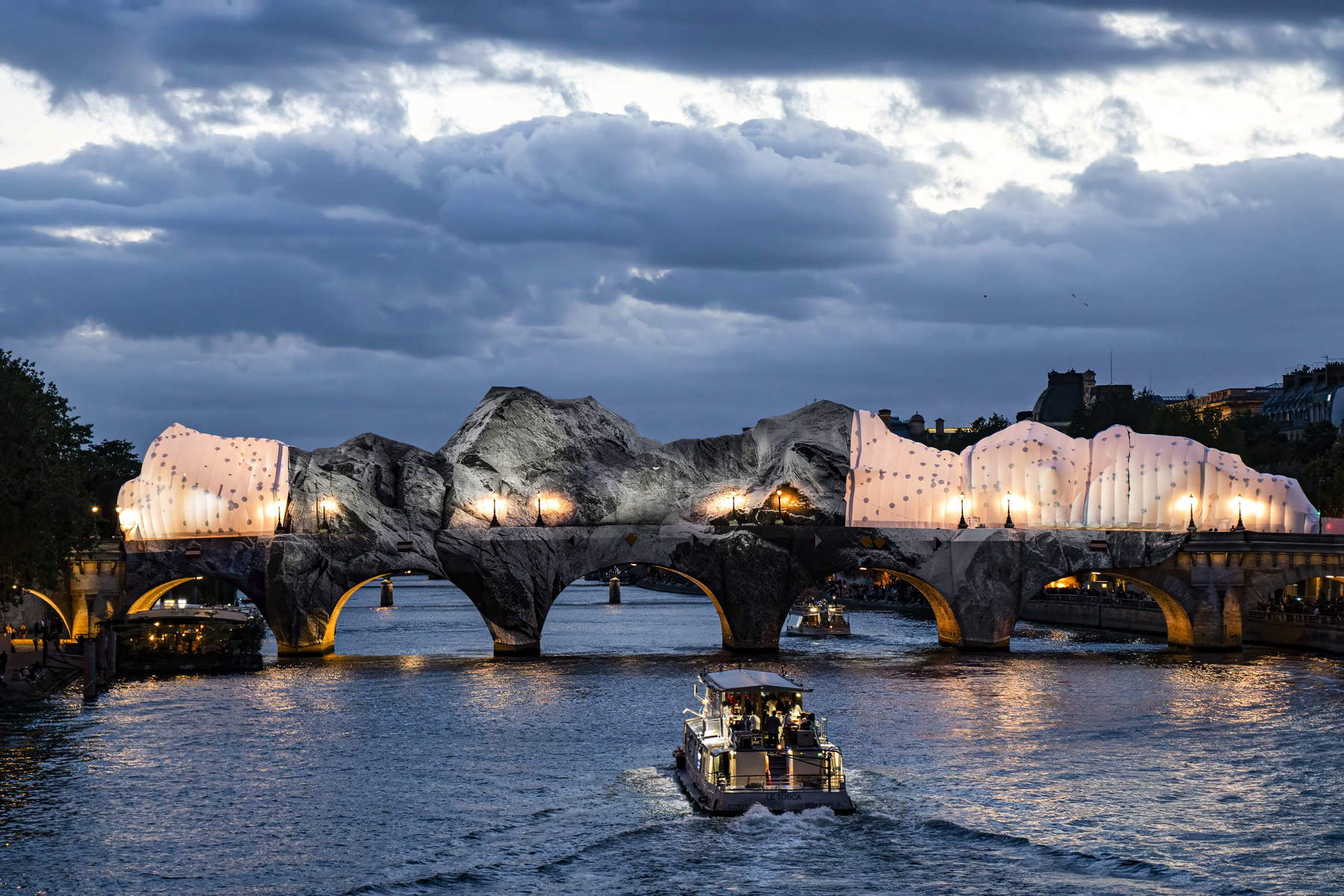 JR, La Caverne de Pont Neuf (2026). Foto: &Eacute;l&eacute;a Jeanne Schmitter &copy; 2026 Atelier JR