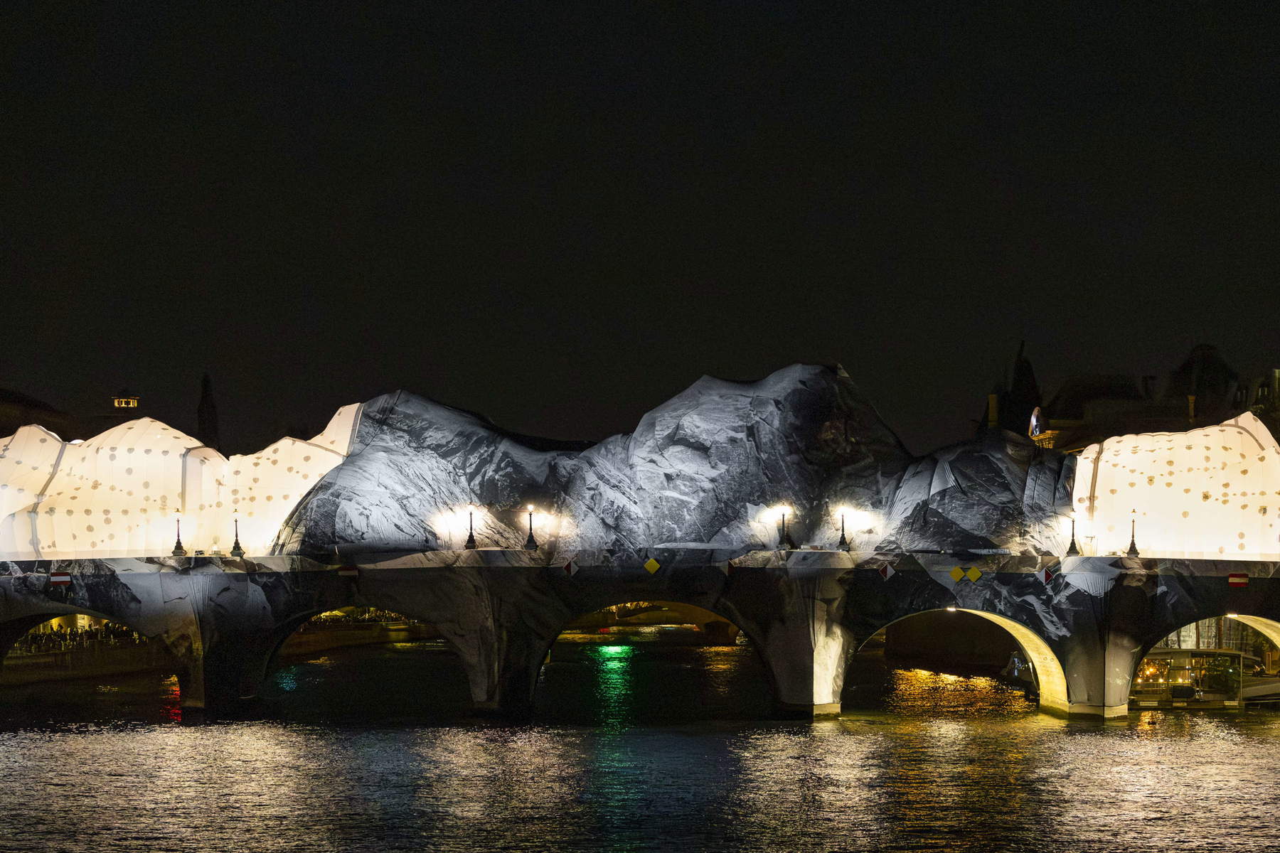 JR, La Caverne de Pont Neuf (2026). Foto: &Eacute;l&eacute;a Jeanne Schmitter &copy; 2026 Atelier JR