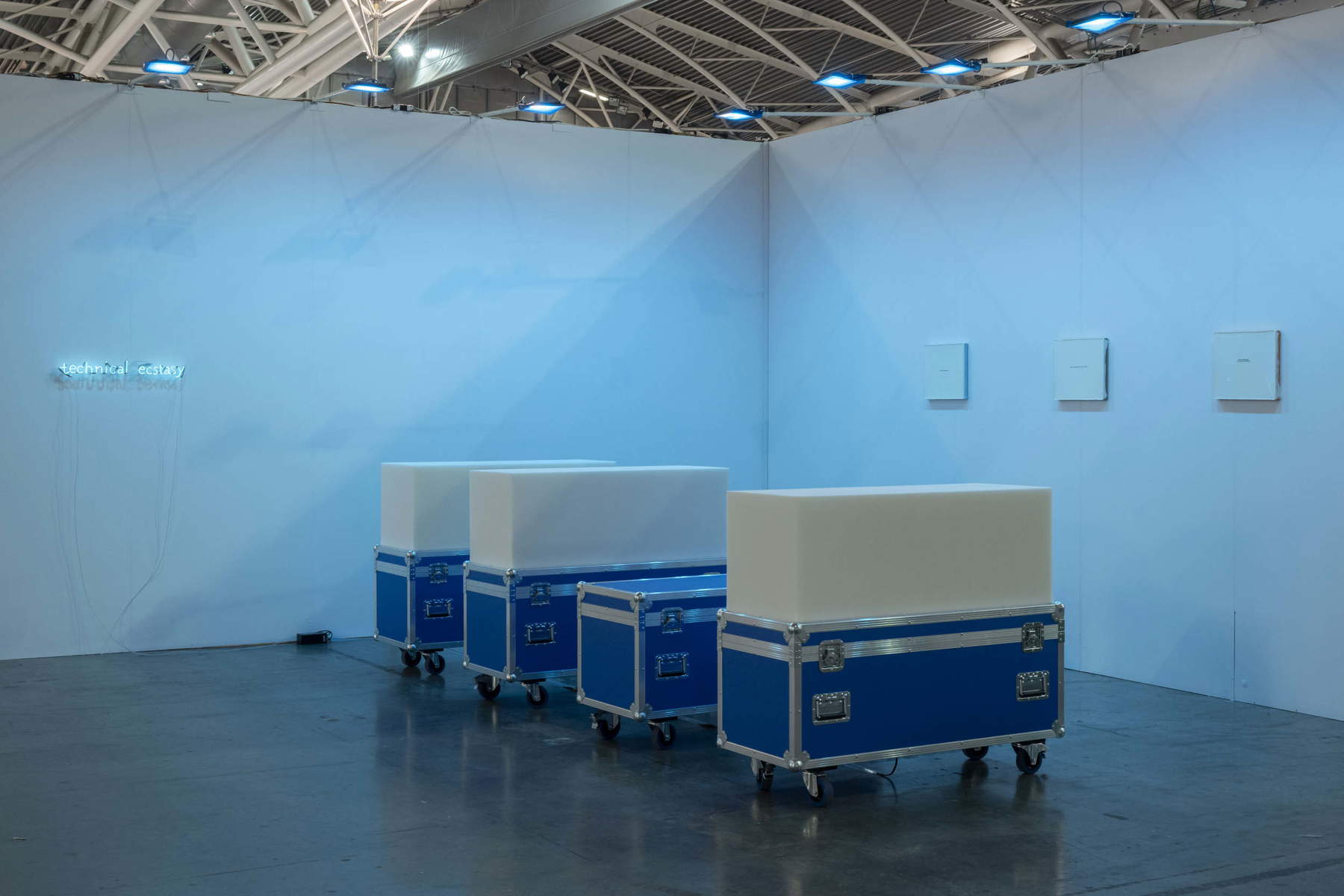 Juliana Frontin, Technical Ecstasy (Extase technique) (2026 ; métal, mousse, bois, quincaillerie, piste audio, 4 éléments, 45 x 115 x 45 cm chacun). Acquis par Yehudi Hollander-Pappi, S&atilde;o Paulo