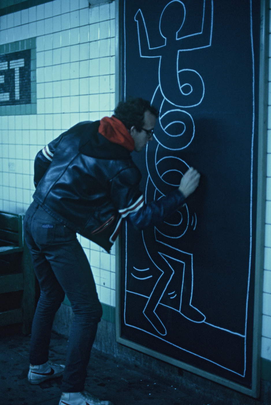 Makoto Murata (1983). Foto: &copy; Makoto Murata; Kunstwerk von Keith Haring: &copy; Keith Haring Foundation