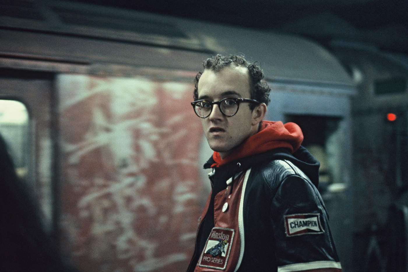 Makoto Murata (1983). Foto: &copy; Makoto Murata; Kunstwerk von Keith Haring: &copy; Keith Haring Foundation