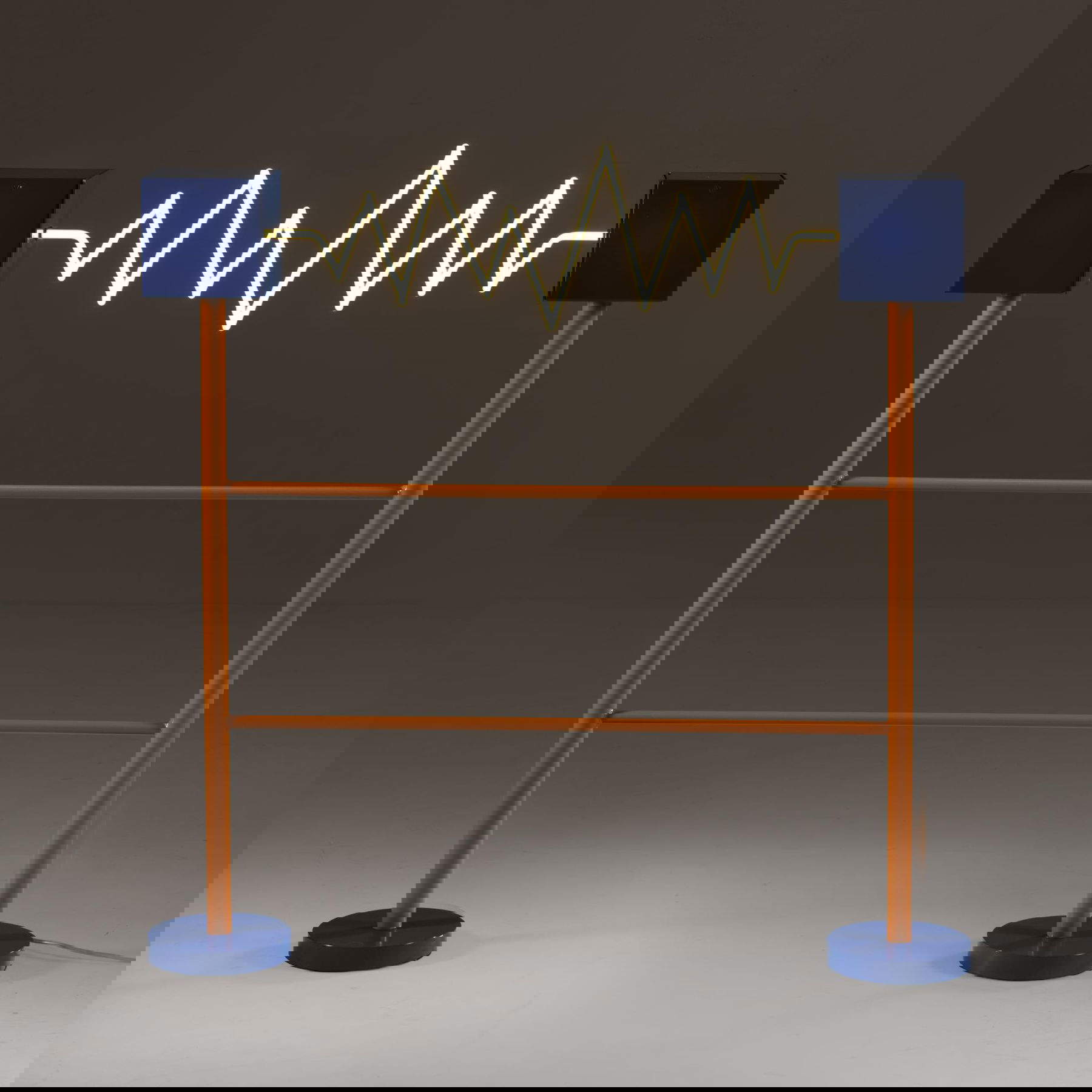 Lapo Binazzi, Stehleuchte und Entwurf (Produktion Italien, Originalentwurf 1981, Auflage 2025; lackiertes Metall in Blau- und Orangetönen, gelbes Neon) Schätzung &euro;13.000-18.000