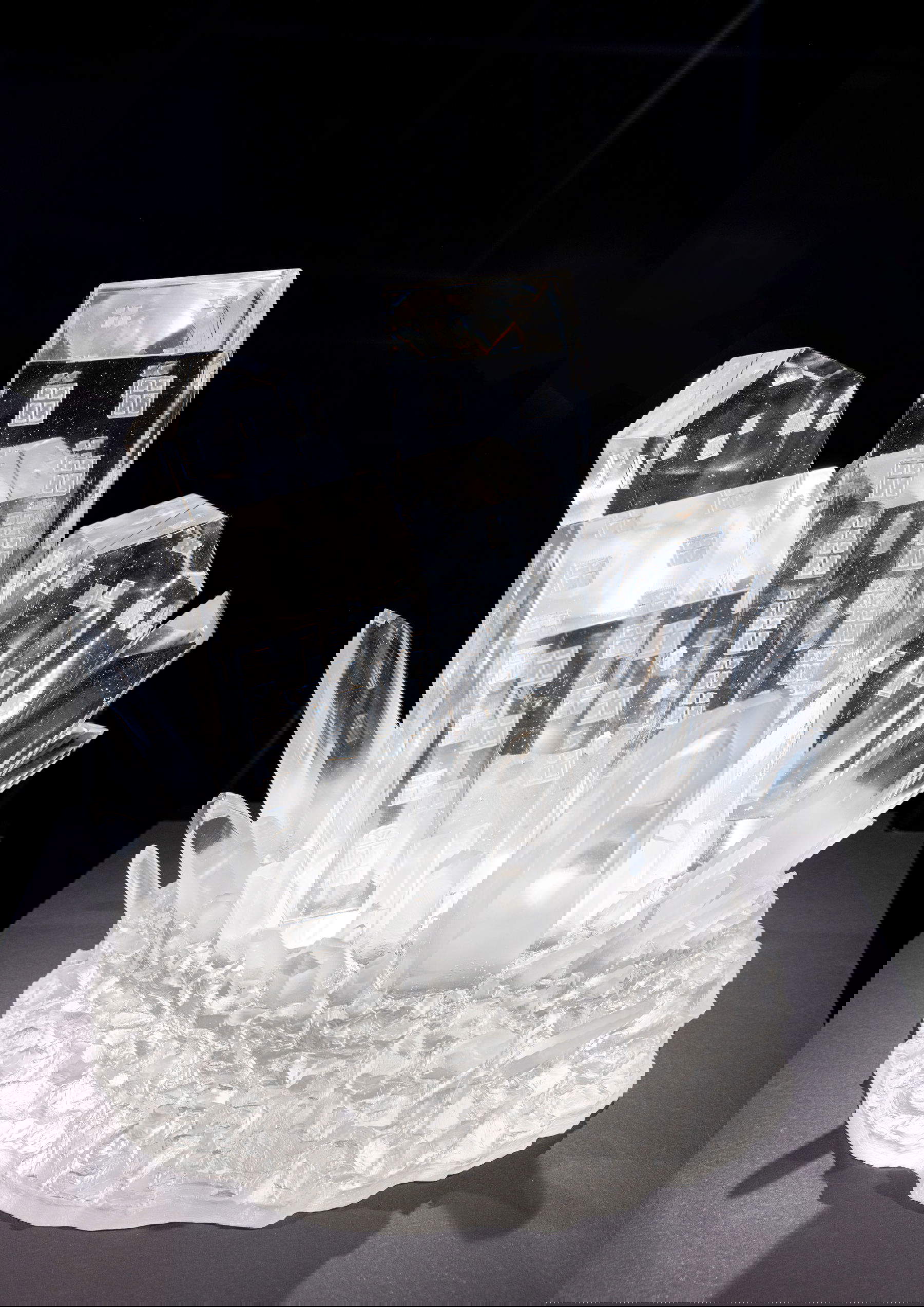 Leandro Erlich, Quartz (2023; glass) Photo: Marek Kruszewski. Courtesy of Kunstmuseum Wolfsburg and Leandro Erlich Studio.