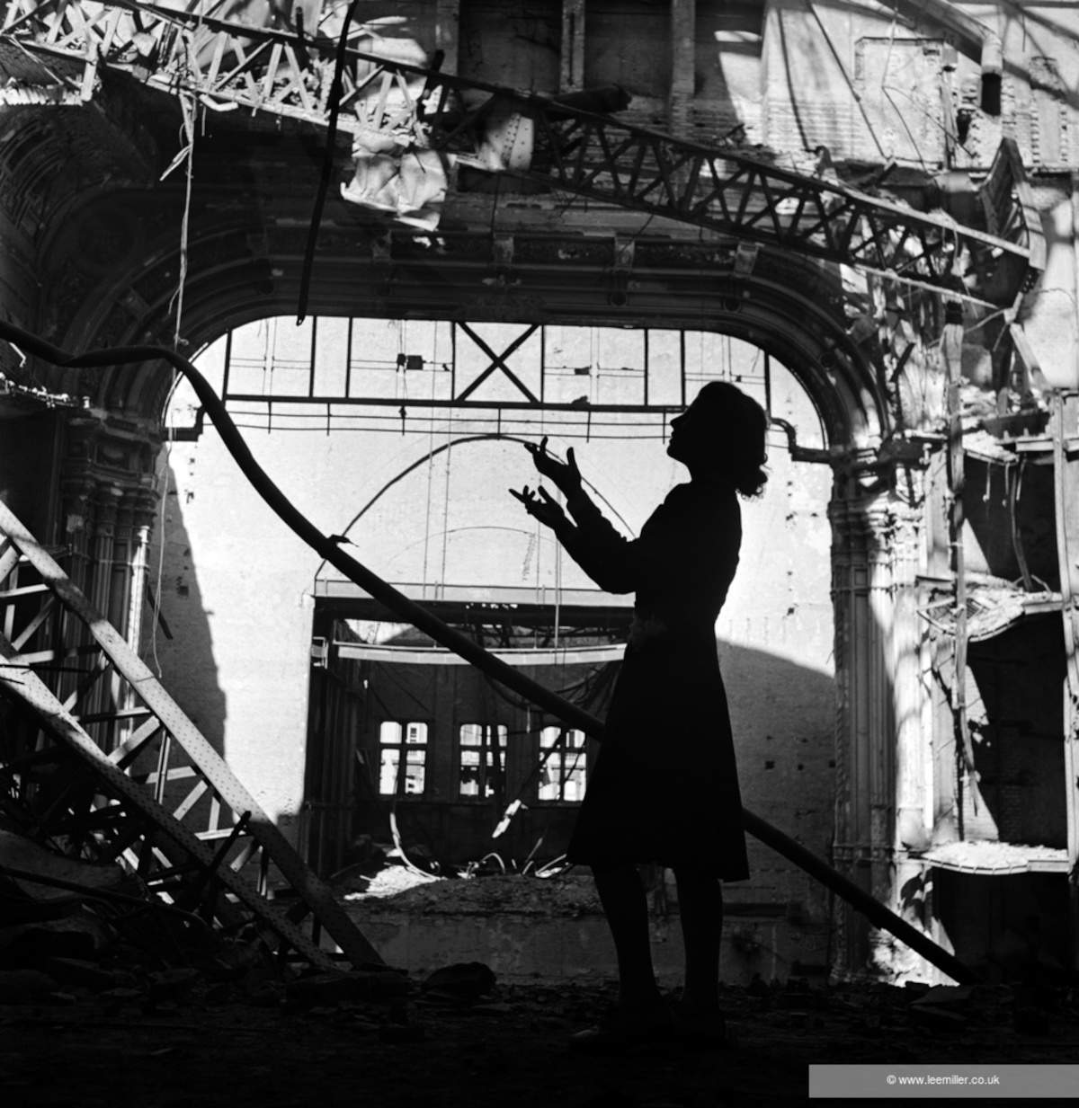 Lee Miller, Irmgard Seefried, chanteuse d'opéra, en train d'interpréter un air de Madame Butterfly (Opéra de Vienne, Autriche, 1945) &copy; Lee Miller Archives, Angleterre 2025. Tous droits réservés. leemiller.co.uk