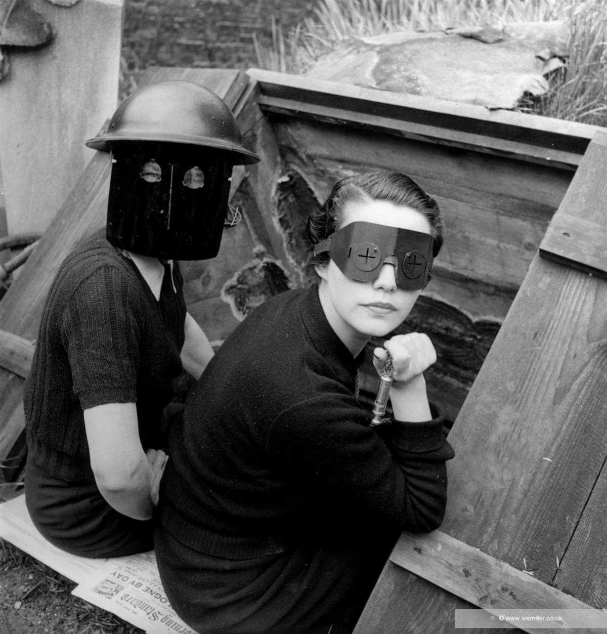 Lee Miller, Masques anti-incendie (Downshire Hill, Londres, Angleterre, 1941) &copy; Lee Miller Archives, Angleterre 2025. Tous droits réservés. leemiller.co.uk