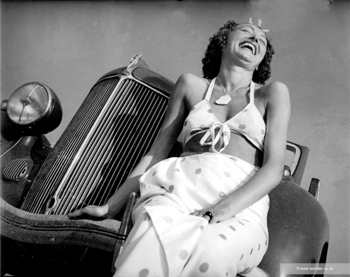 Lee Miller, Nusch &Eacute;luard assise sur une voiture (Golfe-Juan, France, 1937) &copy; Lee Miller Archives, Angleterre 2025. Tous droits réservés. leemiller.co.uk