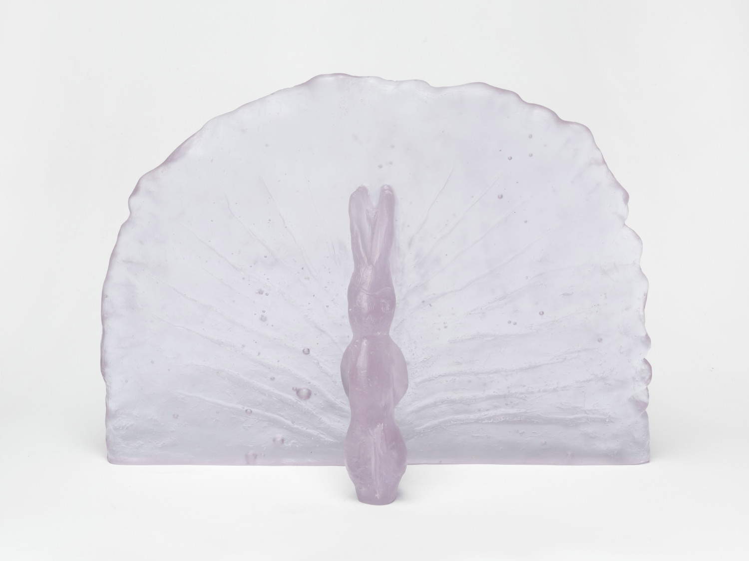 Leiko Ikemura, Usagi with Wings (2021 ; verre coulé, 28 x 41 x 14 cm) &copy; Leiko Ikemura. Photo : J&ouml;rg von Bruchhausen
