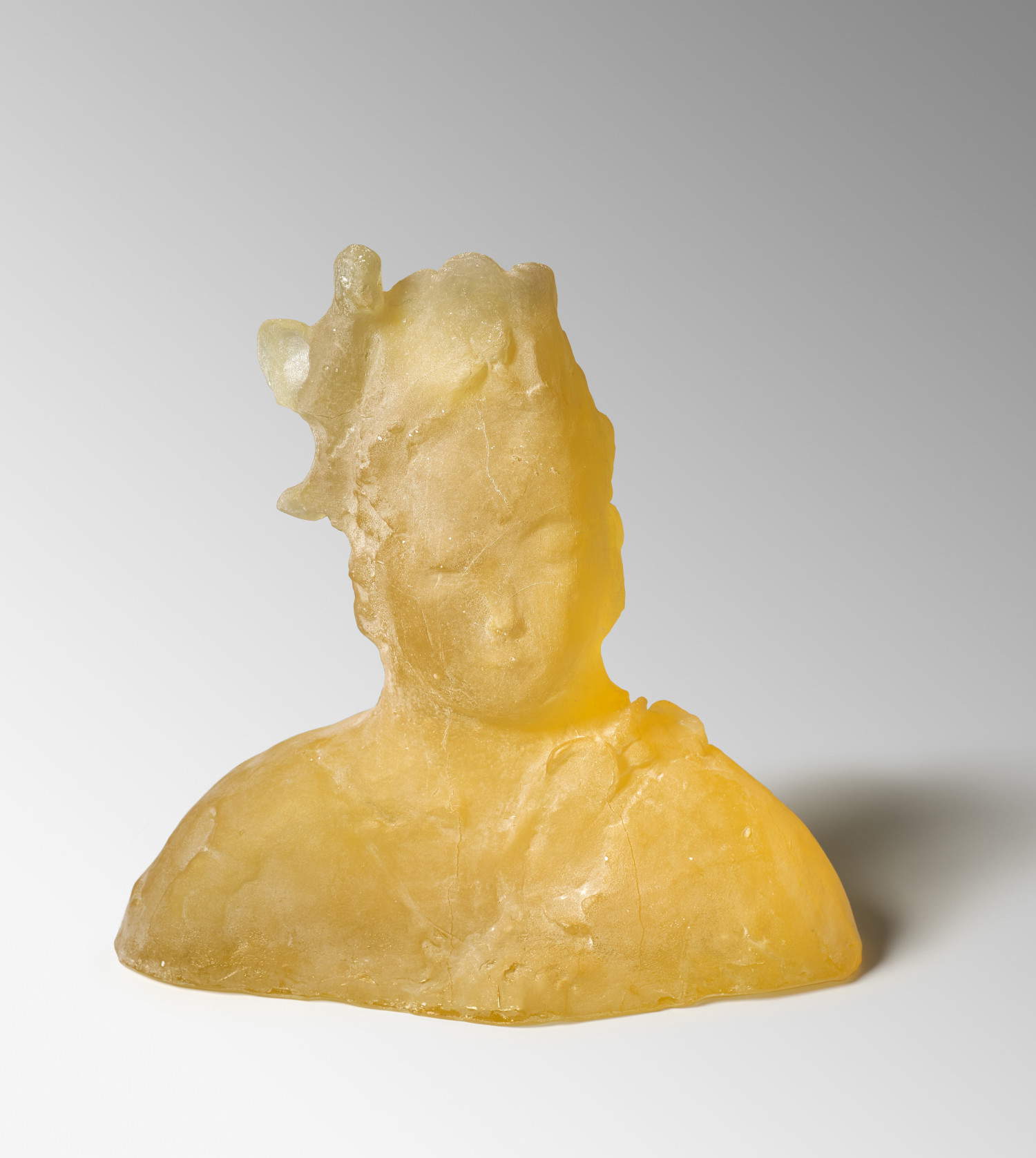 Leiko Ikemura, « Yellow Figure with Hummingbird » (2020 ; verre coulé, 32 x 33 x 13 cm) &copy; Leiko Ikemura. Photo : J&ouml;rg von Bruchhausen