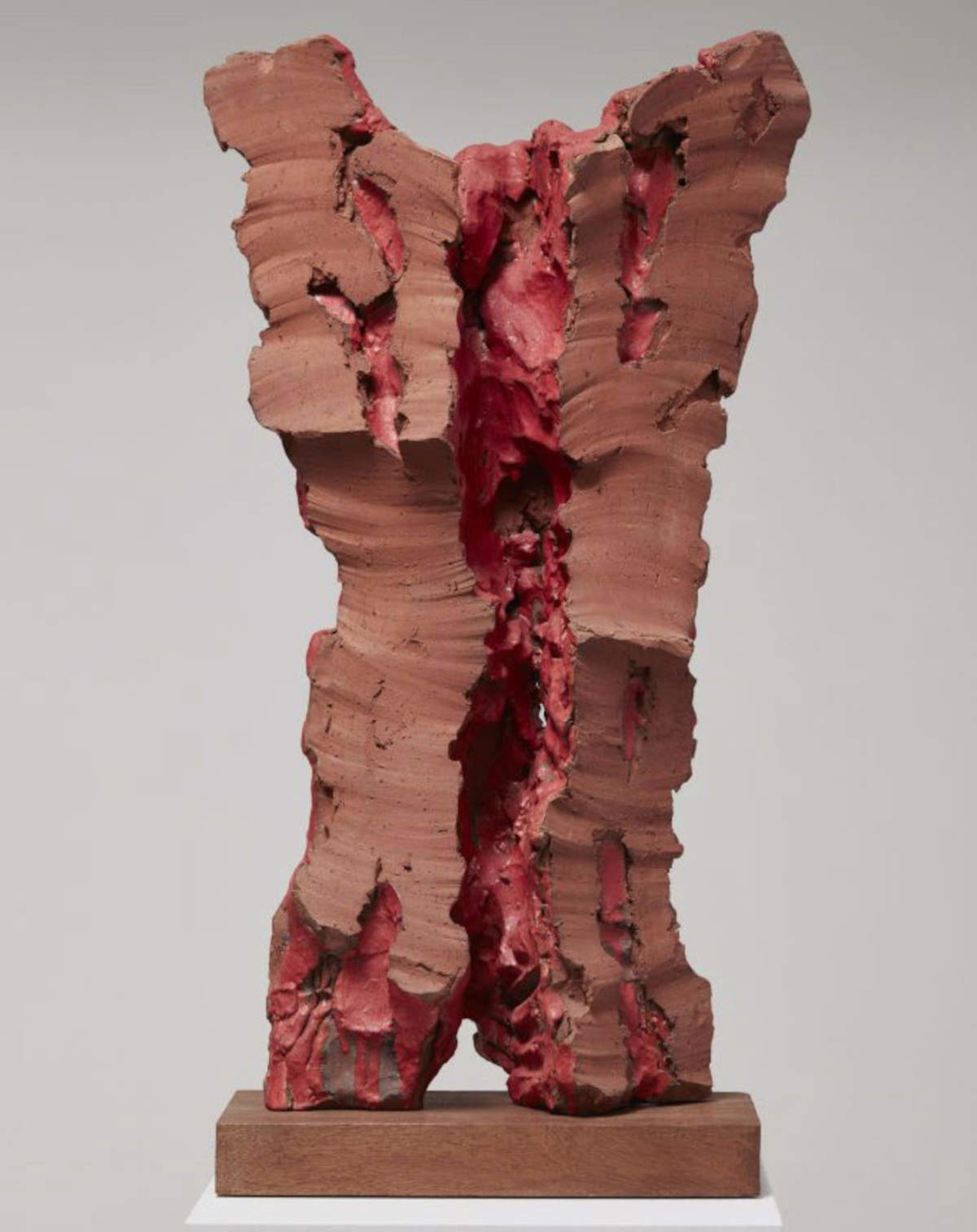 Leoncillo, „Taglio rosso“ (1964; glasierte und engobierte Terrakotta, 82 x 50 x 20 cm) &copy; Fondazione Leoncillo, Rom. Mit freundlicher Genehmigung der Thaddaeus Ropac Gallery, London &middot; Paris &middot; Salzburg &middot; Mailand &middot; Seoul. Foto: Roberto Marossi