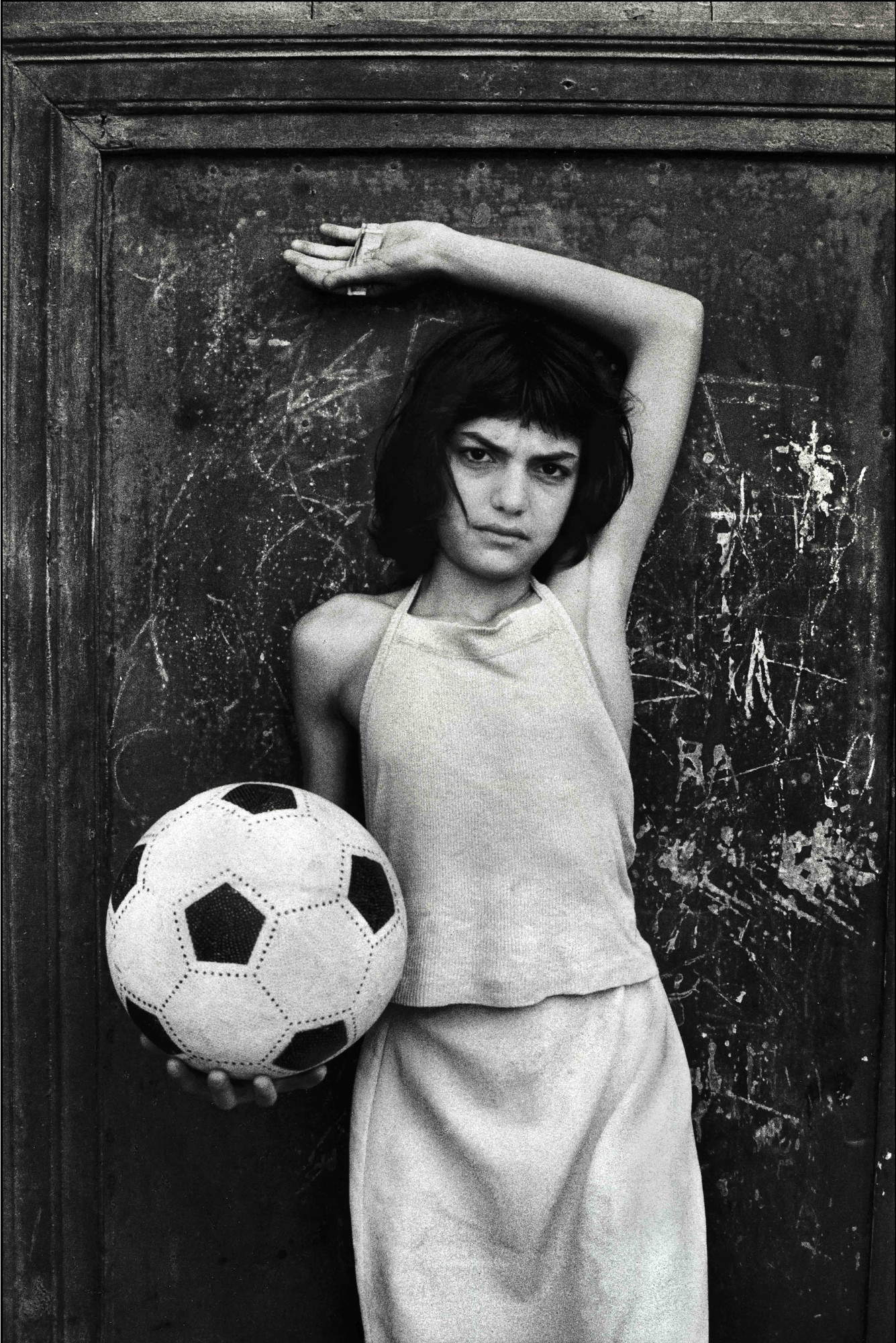 Letizia Battaglia, Quartiere Cala. La bambina con il pallone. Palermo, 1980 &copy; Archivio Letizia Battaglia
