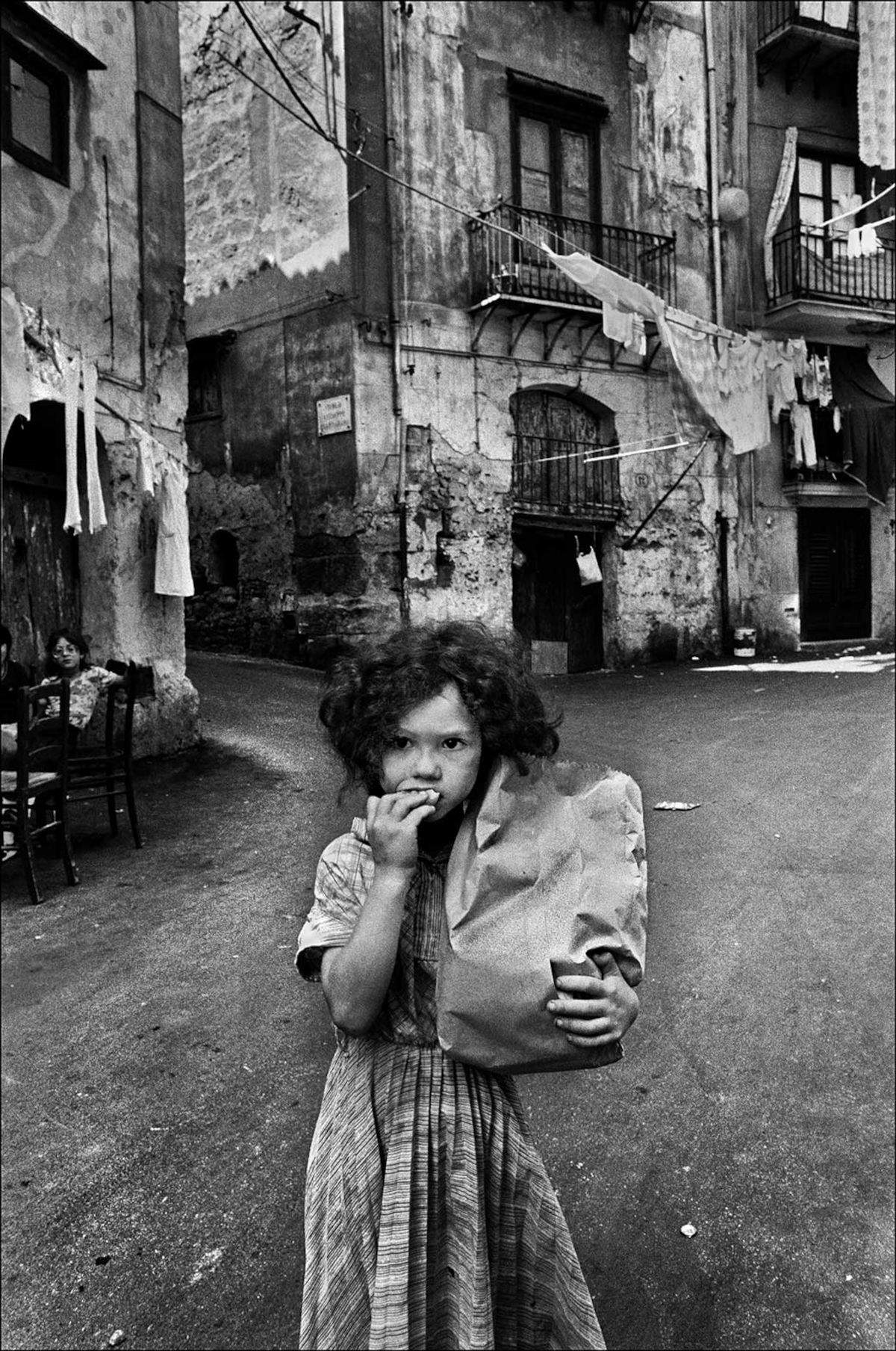 Letizia Battaglia, Barrio de Albergheria. La niña con el pan. Palermo (1979; impresión gicl&eacute;e de alta calidad, 70 x 50 cm; Colección Farnesina) Fotografía de Letizia Battaglia &copy;Archivo Letizia Battaglia