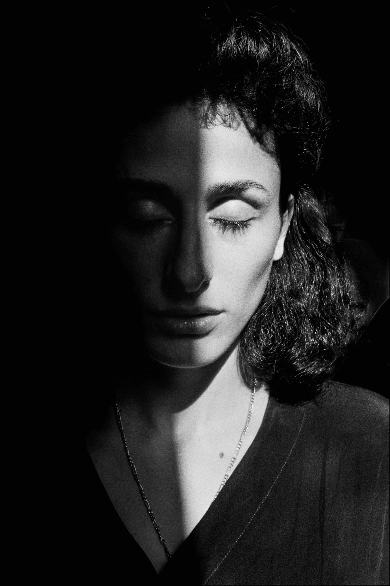 Letizia Battaglia, Rosaria Schifani, vedova dell'agente di scorta Vito, ucciso insieme al giudice Giovanni Falcone, Francesca Morvillo e i suoi colleghi Antonio Montinaro e Rocco Dicillo. Palermo, 1992 &copy; Archivio Letizia Battaglia