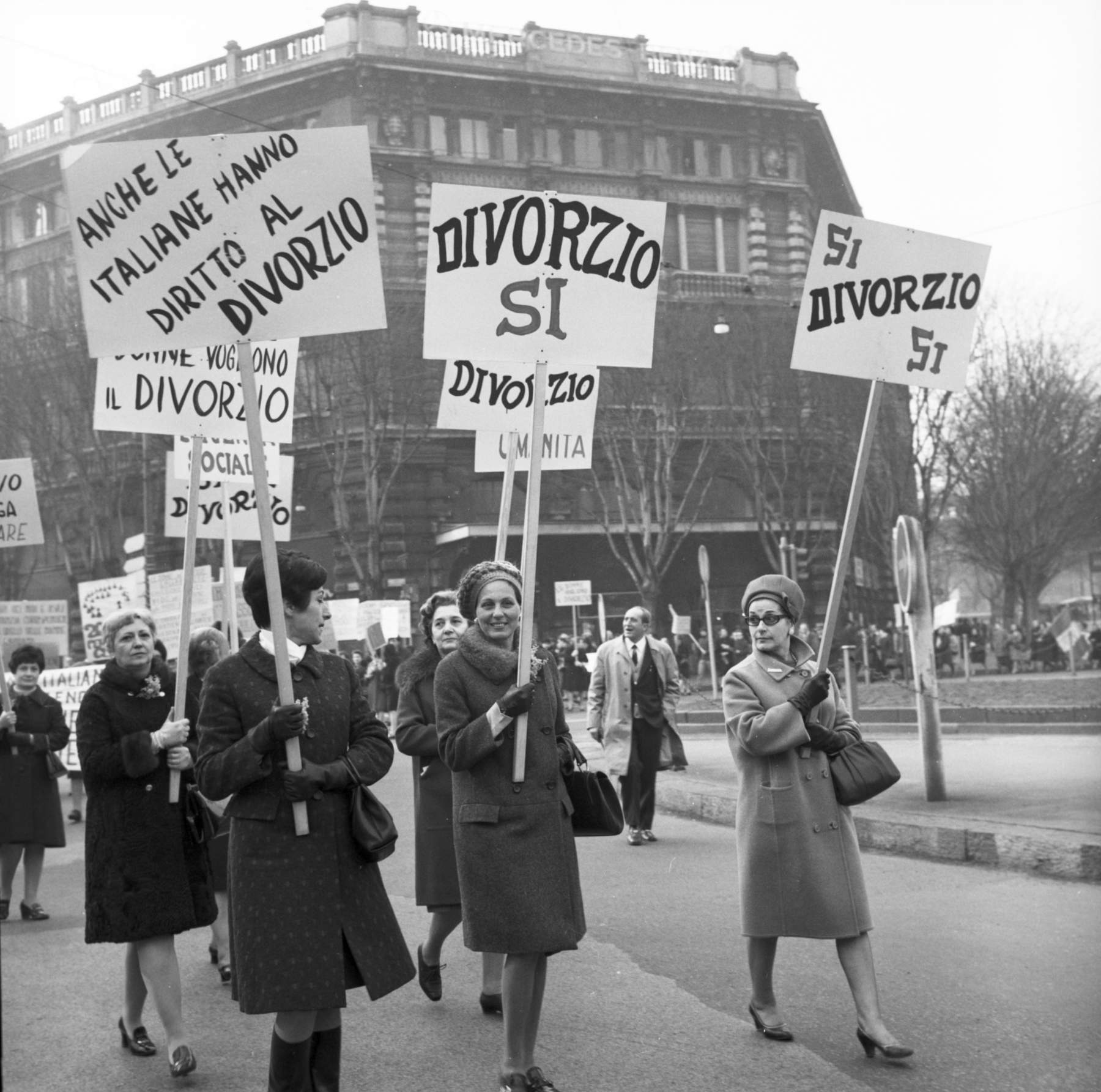 Corteo in occasione della Festa della Donna a Milano, 8 marzo 1969. Fotografia di Publifoto; Archivio Publifoto Intesa Sanpaolo