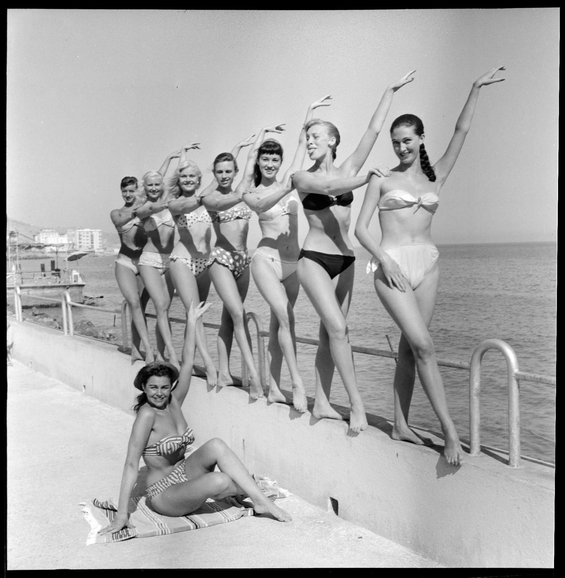 Ragazze in costume da bagno in posa per un servizio fotografico, Sanremo, 1956. Fotografia di Franco Gremignani &ndash; Publifoto; Archivio Publifoto Intesa Sanpaolo