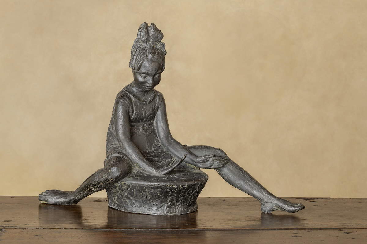 Libero Andreotti, Kleines Mädchen spielt mit Kieselstein (1920; Bronze; Privatsammlung) Foto: Brooks Walker