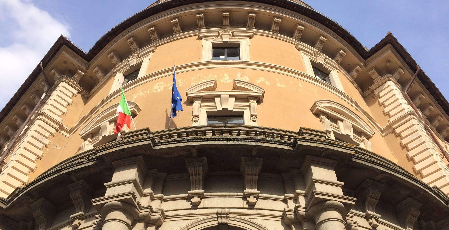 Viterbo: Restoration Reveals the Inscription “Casa del Balilla” on the High School’s Facade, Sparking Controversy