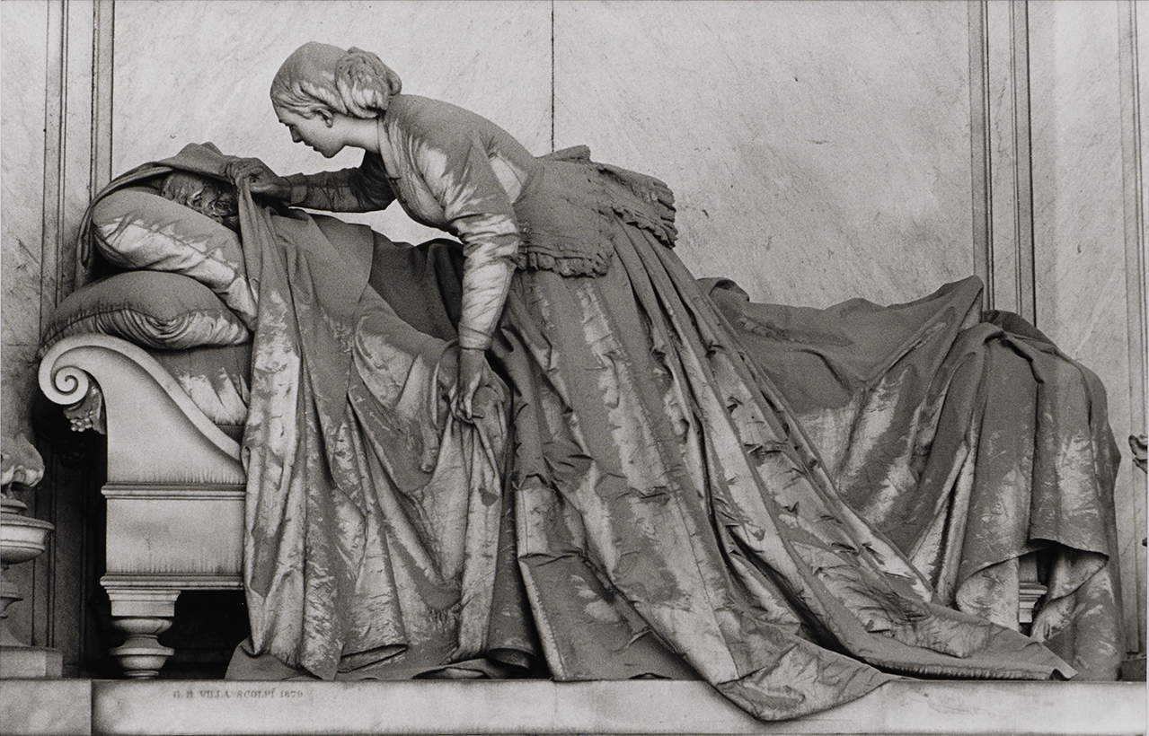 Lisetta Carmi, Eroticism and Authoritarianism at Staglieno (1966; analog print from original silver gelatin negative (2021) on baryta paper, 30 x 40 cm, open run; Turin, GAM - Galleria Civica d'Arte Moderna e Contemporanea) &copy; Martini &amp; Ronchetti. Courtesy Archivio Lisetta Carmi. Acquired through Strategia Fotografia 2025, sponsored by the General Directorate for Contemporary Creativity of the Ministry of Culture.