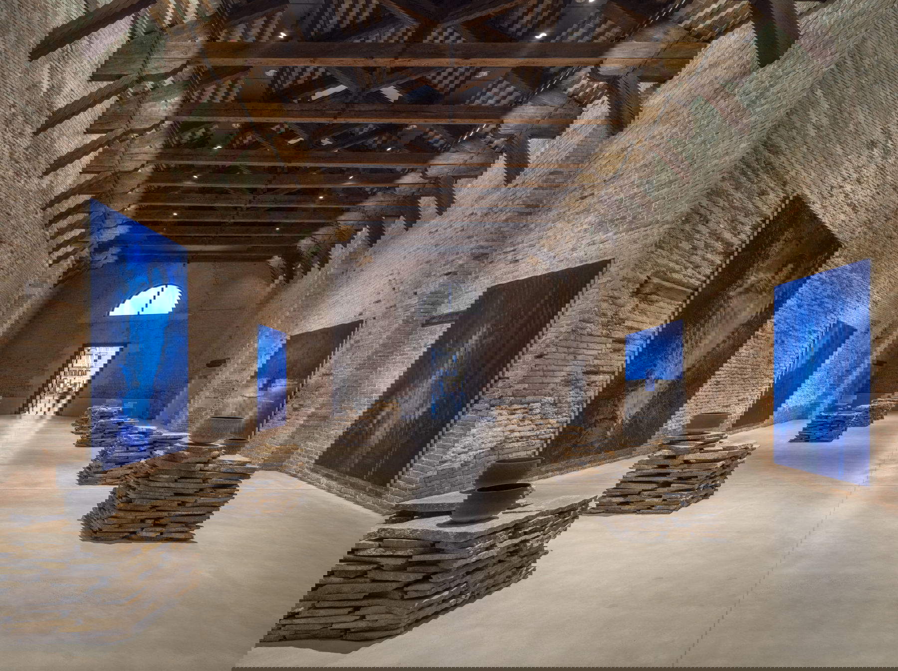 Lorna Simpson, Vibrierende Zyklen (Boden) (2026). Mit freundlicher Genehmigung der Künstlerin und Hauser &amp; Wirth. Lorna Simpson, Night Fall (Wand, von links nach rechts) (2023; Privatsammlung) Lorna Simpson, Thin Bands (Wand, von links nach rechts) (2019) mit freundlicher Genehmigung der Künstlerin und Hauser &amp; Wirth; Lorna Simpson, Time (Wand, von links nach rechts) (2021; Privatsammlung) Lorna Simpson, Howling (Wand, von links nach rechts) (2020; Sammlung Gina und Stuart Peterson). Installationsansichten der Ausstellung Lorna Simpson. Dritte Person, 2026, Punta della Dogana, Venedig. Foto: James Wang &copy; Palazzo Grassi, Sammlung Pinault.