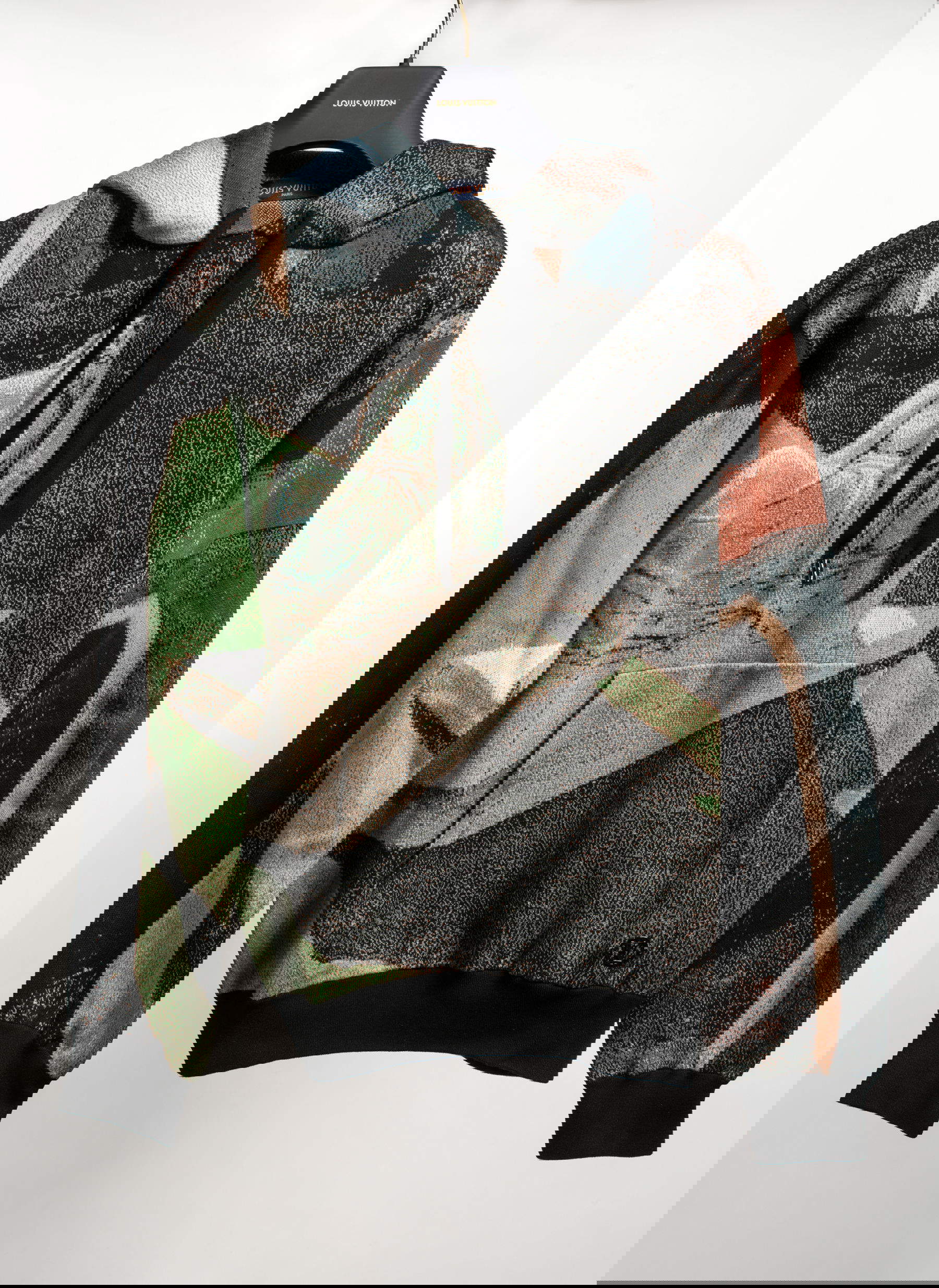 Louis Vuitton by Virgil Abloh Sweatshirt (2022, Herbst-/Winterkollektion für Männer; Rom, Fondazione Giorgio e Isa de Chirico) &copy; Giorgio de Chirico by SIAE, 2026. Foto: Giuseppe Schiavinotto