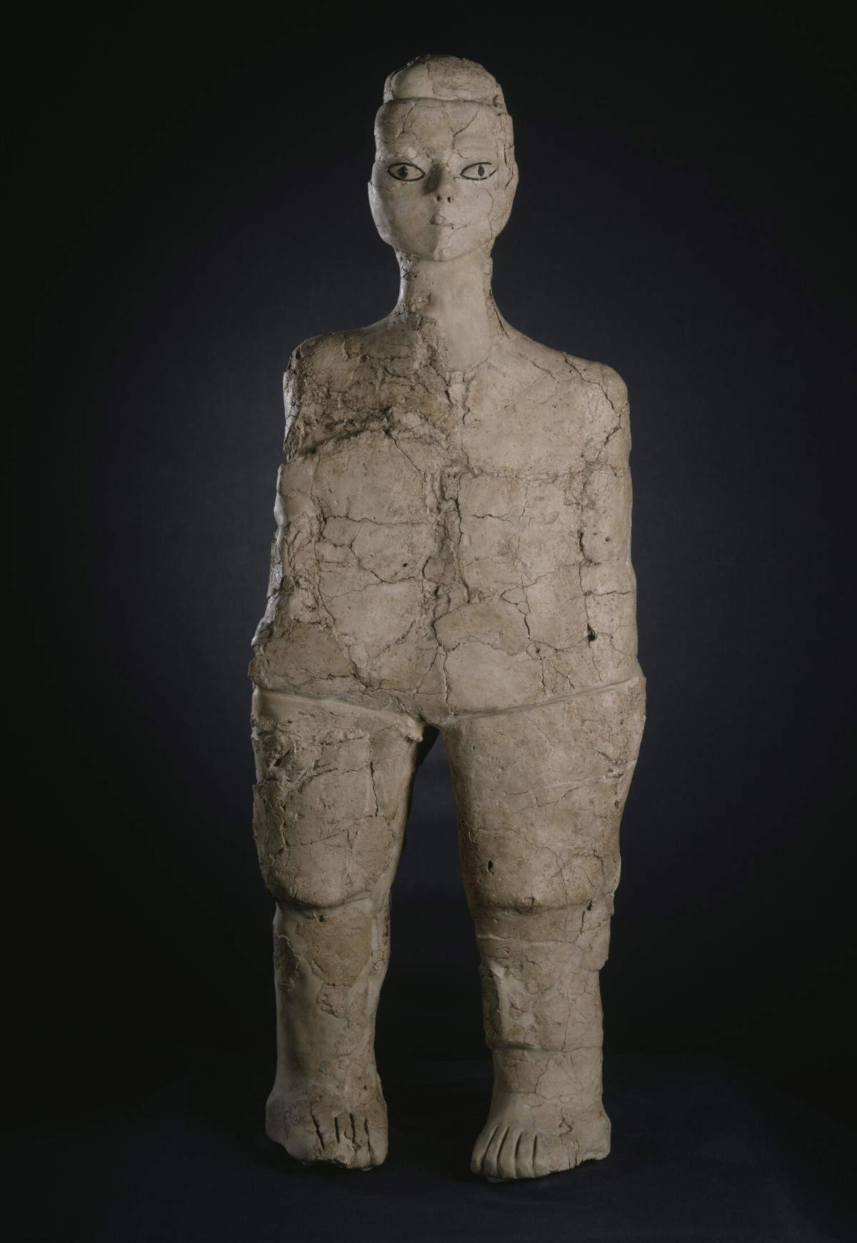 Statue in menschlicher Gestalt (Jordanien, Ain Ghazal; Abteilung für Vorderasiatische Altertümer, Mus&eacute;e du Louvre) &copy; Mus&eacute;e du Louvre, GrandPalaisRmn. Foto: Rapha&euml;l Chipault