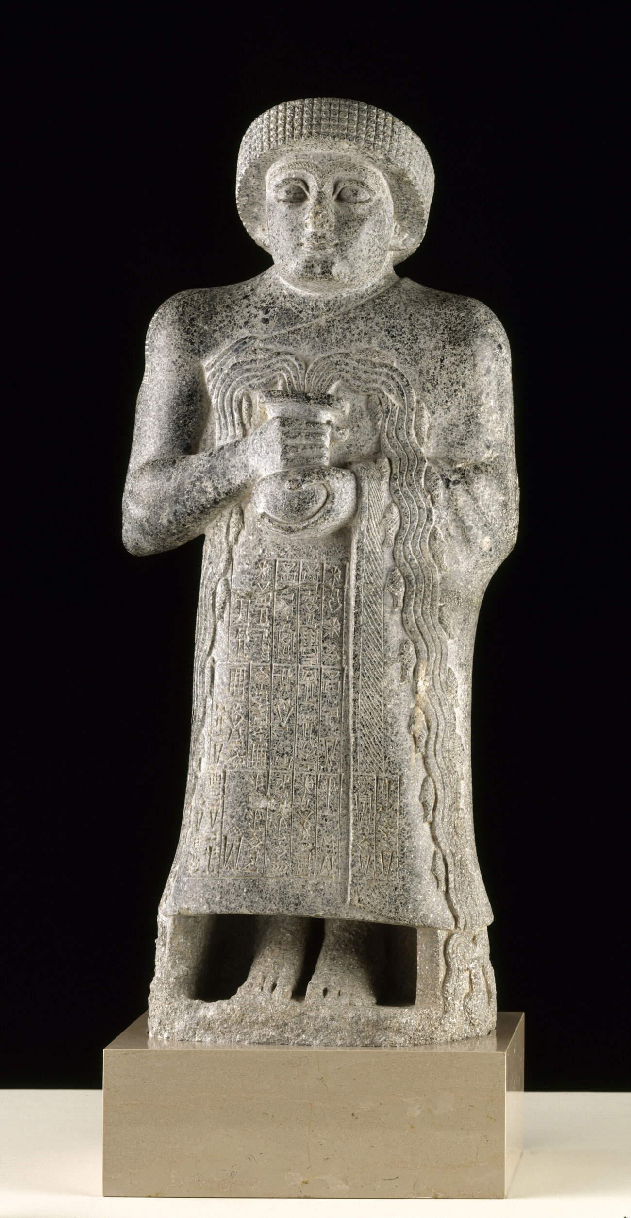 Statue der Gudea mit der sprudelnden Vase (Neo-Sumerische Periode; Tello; Abteilung für Orientalische Altertümer. Mus&eacute;e du Louvre) &copy; GrandPalaisRmn, Mus&eacute;e du Louvre. Foto: Franck Raux
