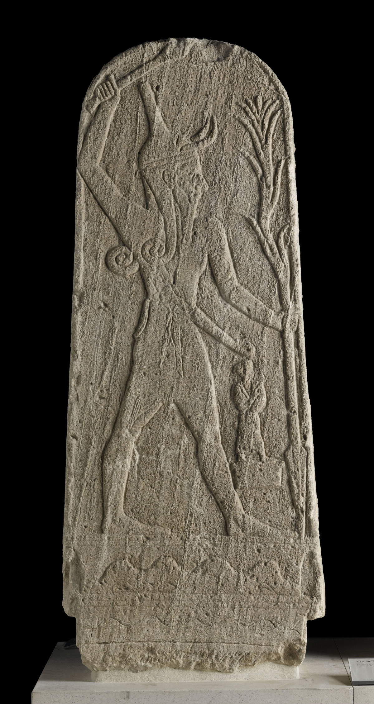 Stele des Baal mit Blitz (Syrien, Ugarit; Vorderasiatische Altertumsabteilung, Mus&eacute;e du Louvre) &copy; GrandPalaisRmn, Mus&eacute;e du Louvre. Foto: Franck Raux