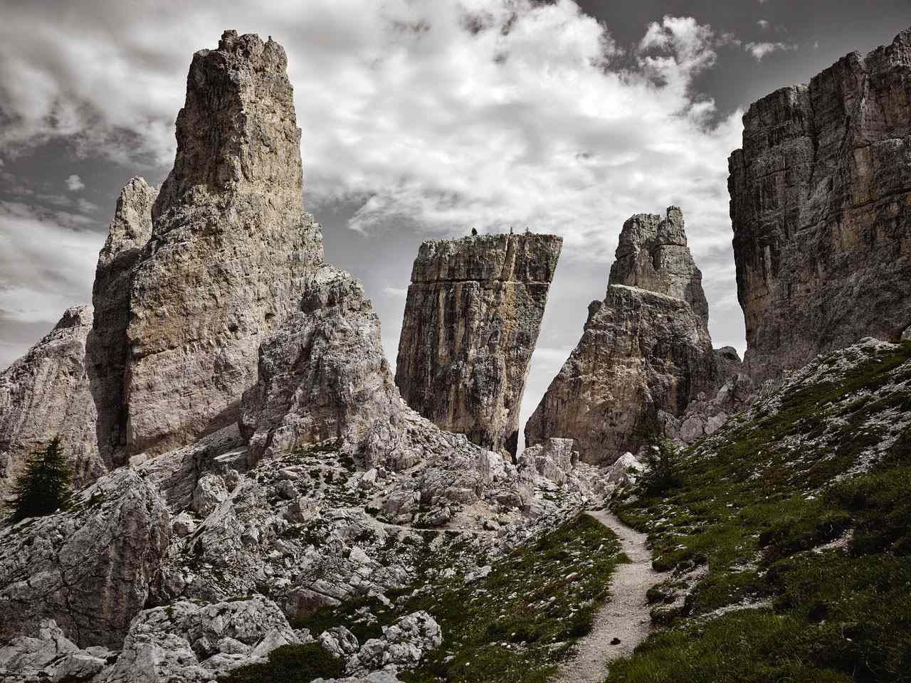 Luca Campigotto, Cinque Torri - Mando del Grupo de Artillería de Montaña del Ejército Italiano (Toma 2013 - impresión 2023; impresión con pigmentos puros, 110 x 145 cm. Edición 2/15) Cortesía de Farsettiarte, Prato.