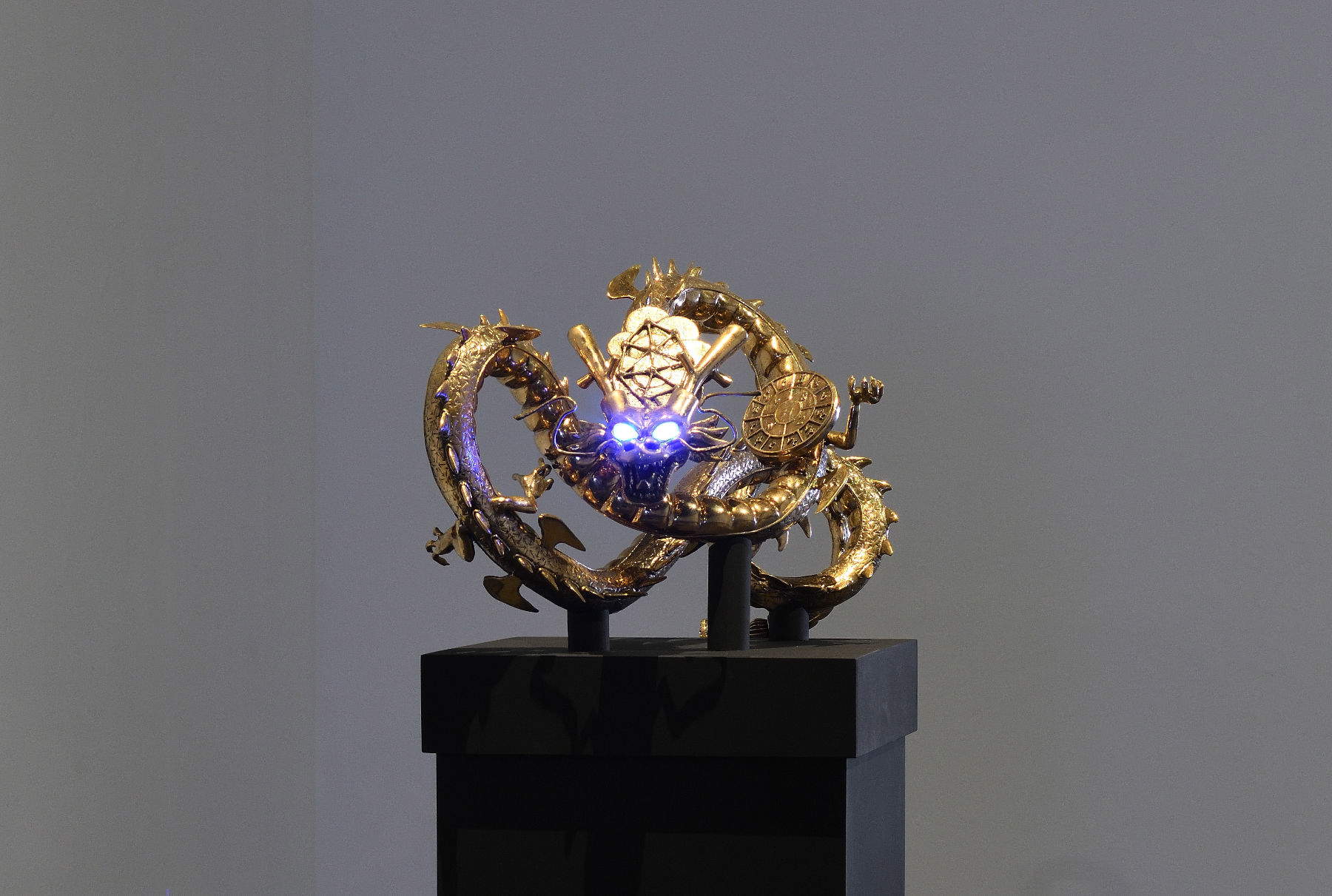 Luca Pozzi, Arkanian Shenron (2020; bronzo, rilevatore di particelle INFN, componenti in PLA, LED blu, 70x40x40 cm (scultura) su piedistallo in legno (h 120 cm).