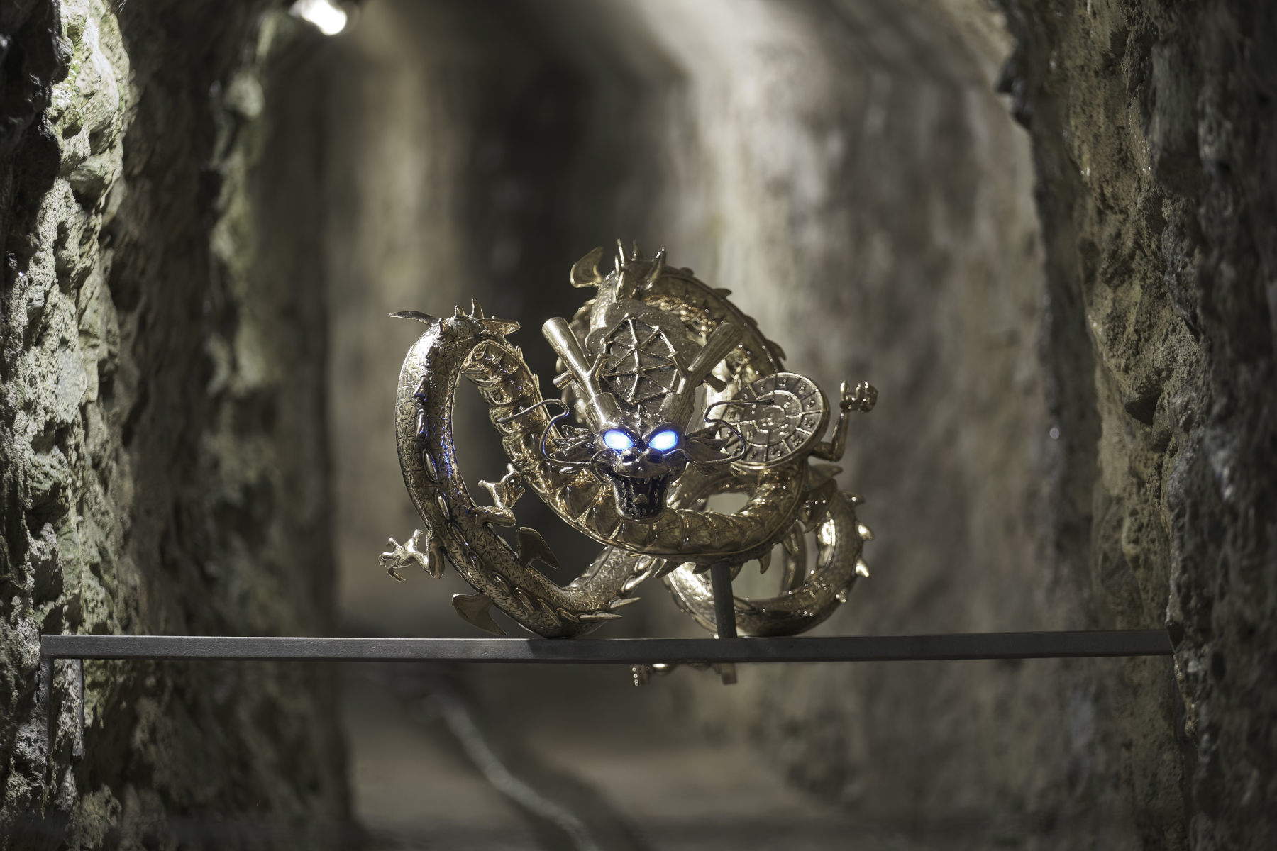 Luca Pozzi, Arkanian Shenron (2020; bronzo, rilevatore di particelle INFN, componenti in PLA, LED blu, 70x40x40 cm (scultura) su piedistallo in legno (h 120 cm).