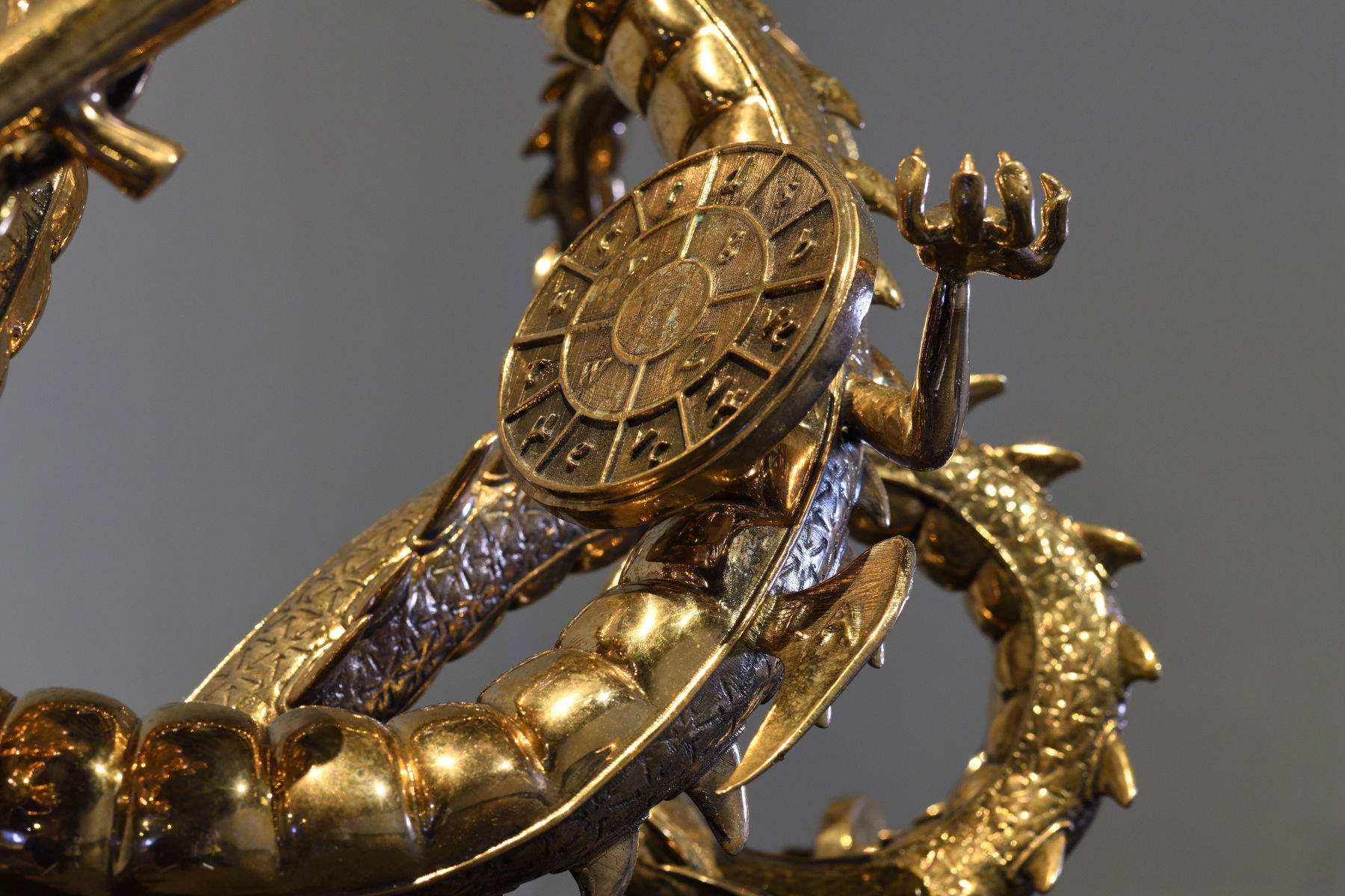 Luca Pozzi, Arkanian Shenron (2020; bronzo, rilevatore di particelle INFN, componenti in PLA, LED blu, 70x40x40 cm (scultura) su piedistallo in legno (h 120 cm).