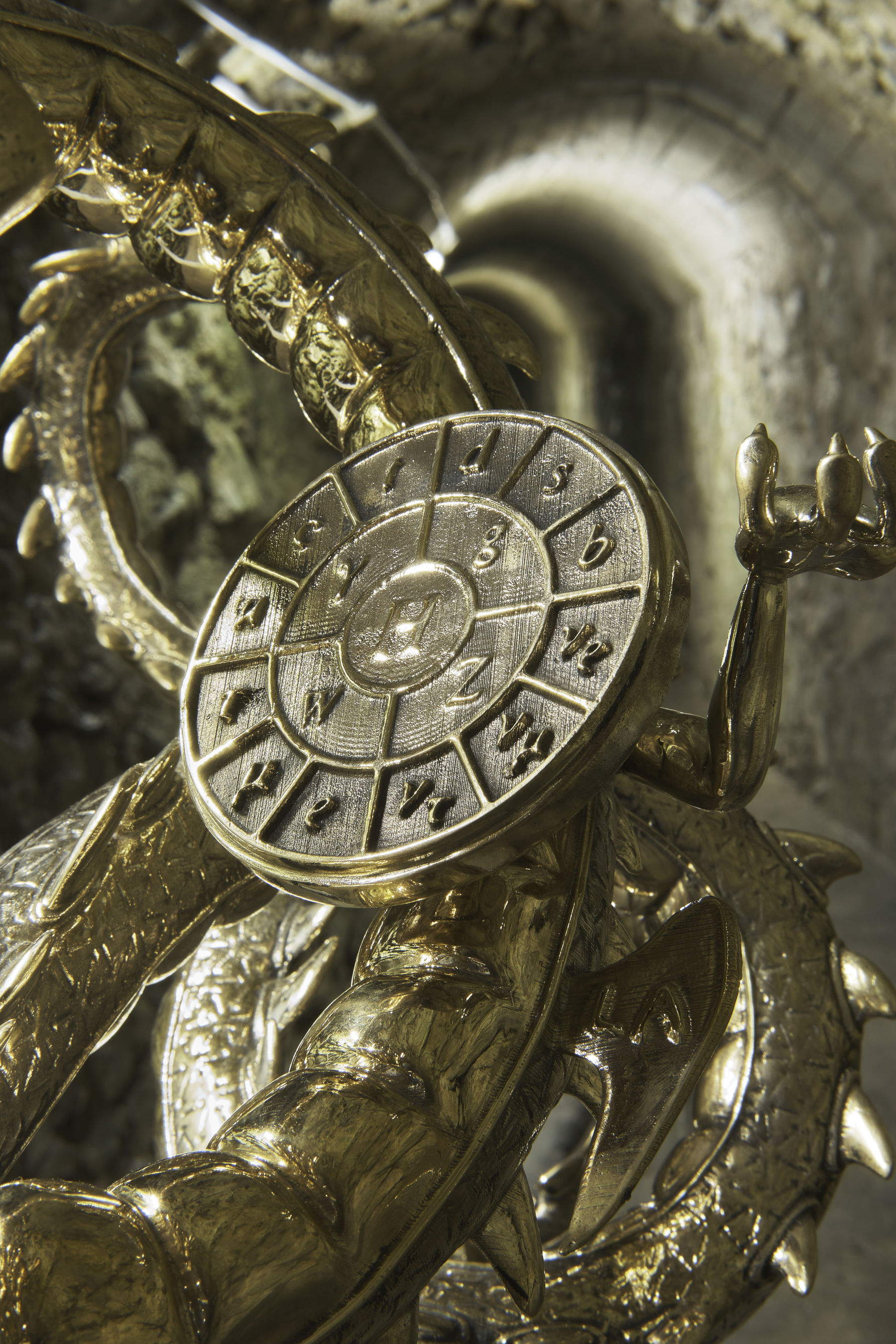 Luca Pozzi, Arkanian Shenron (2020; bronzo, rilevatore di particelle INFN, componenti in PLA, LED blu, 70x40x40 cm (scultura) su piedistallo in legno (h 120 cm).