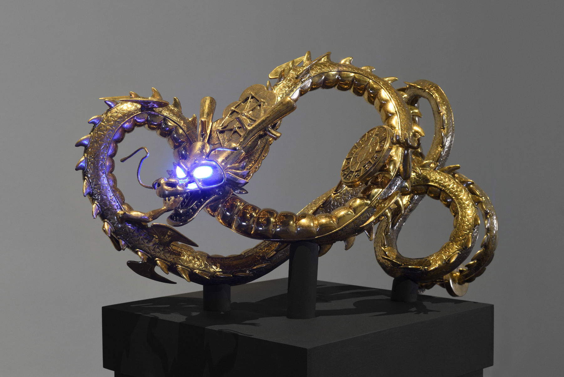 Luca Pozzi, Arkanian Shenron (2020; bronzo, rilevatore di particelle INFN, componenti in PLA, LED blu, 70x40x40 cm (scultura) su piedistallo in legno (h 120 cm).