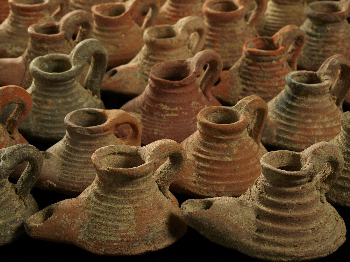 Satz von 30 byzantinischen Öllampen, 501-600; Zivilisation: Byzantinisches Reich. Fundort: Gaza, Jabaliya. Terrakotta. Eigentum des Staates Palästina, vorübergehend aufbewahrt im MAH - Mus&eacute;e d'art et d'histoire de la Ville de Gen&egrave;ve. Foto: Bettina Jacot-Descombes