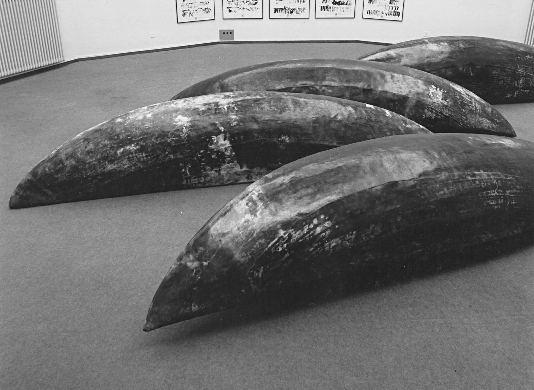 Luisa Figini, Racconti di un traghettatore (1991 ; argile, tiges d'acier, grillage, cuisson à l'étouffée ; dimensions variables ; chaque élément 80&times; 60&times; 360 cm ; Lugano, Museo d'arte della Svizzera italiana, Fondo Carlo Cotti de la ville de Lugano) Foto : Dona De Carli &copy; Luisa Figini