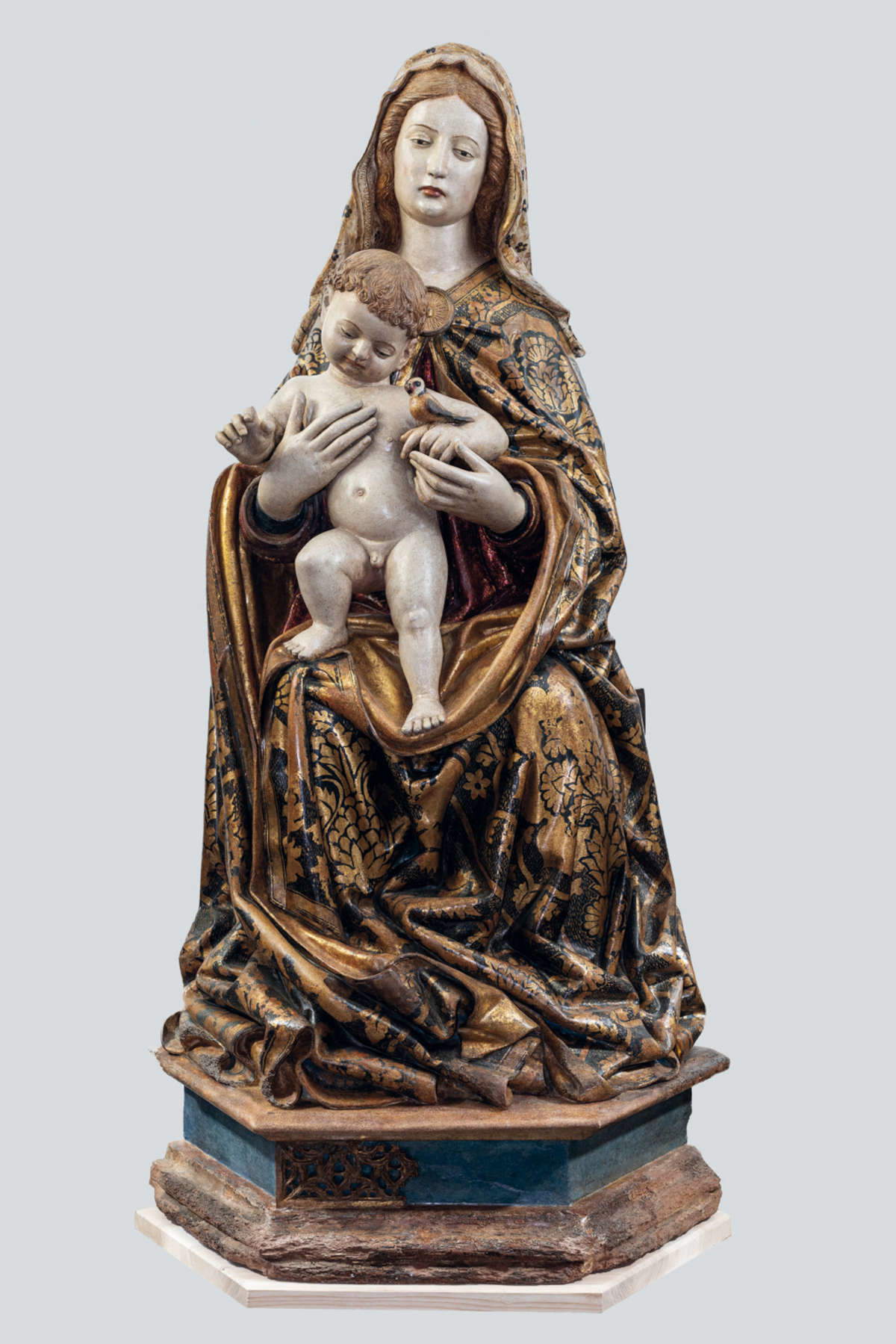 Pietro e Giovanni Alemanno, Madonna col Bambino (1480 circa; legno di pioppo dorato, dipinto e graffito, 167 x 86 x 66 cm; Capua, Cattedrale). Dopo il restauro