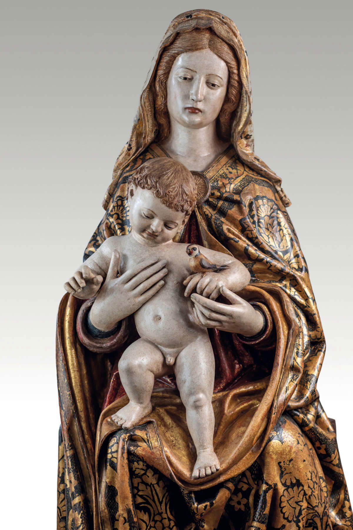 Pietro e Giovanni Alemanno, Madonna col Bambino (1480 circa; legno di pioppo dorato, dipinto e graffito, 167 x 86 x 66 cm; Capua, Cattedrale). Dopo il restauro