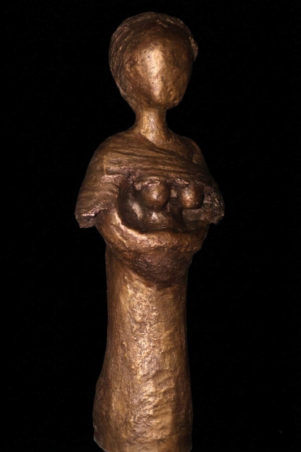 Mal&ugrave; Cruz Piani，《丰饶女神》（2024 年；青铜，90 x 34 x 26 厘米）