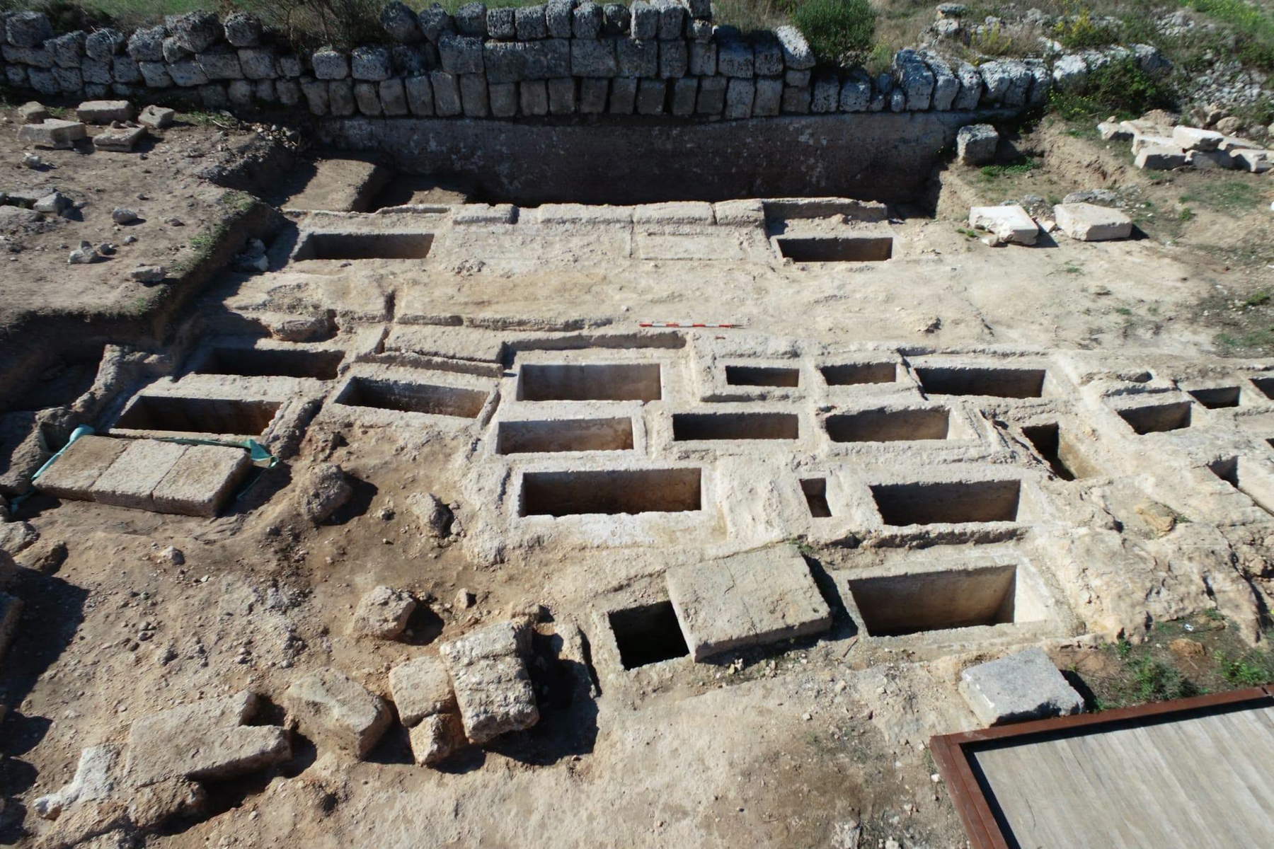 Der Fund in Manduria. Foto: Oberaufsicht für Archäologie, Bildende Künste und Landschaft Brindisi, Lecce und Taranto