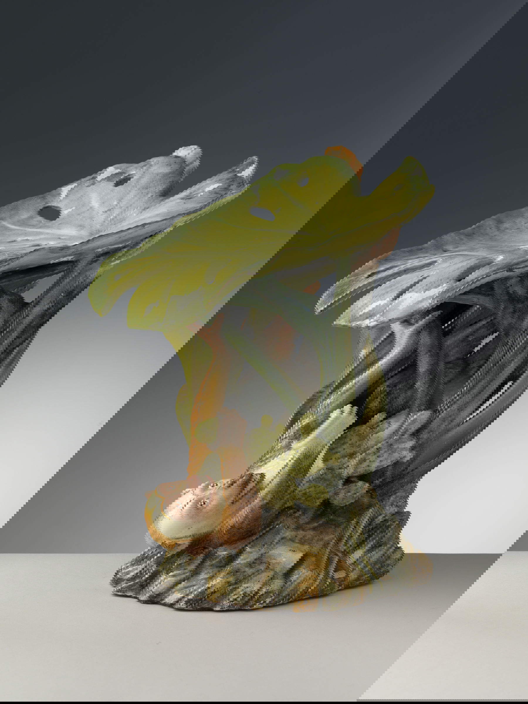 Ginori manufactory, Leaf-shaped seat with capuchin monkey (1881-1900; majolica; Sesto Fiorentino, Museo Ginori)