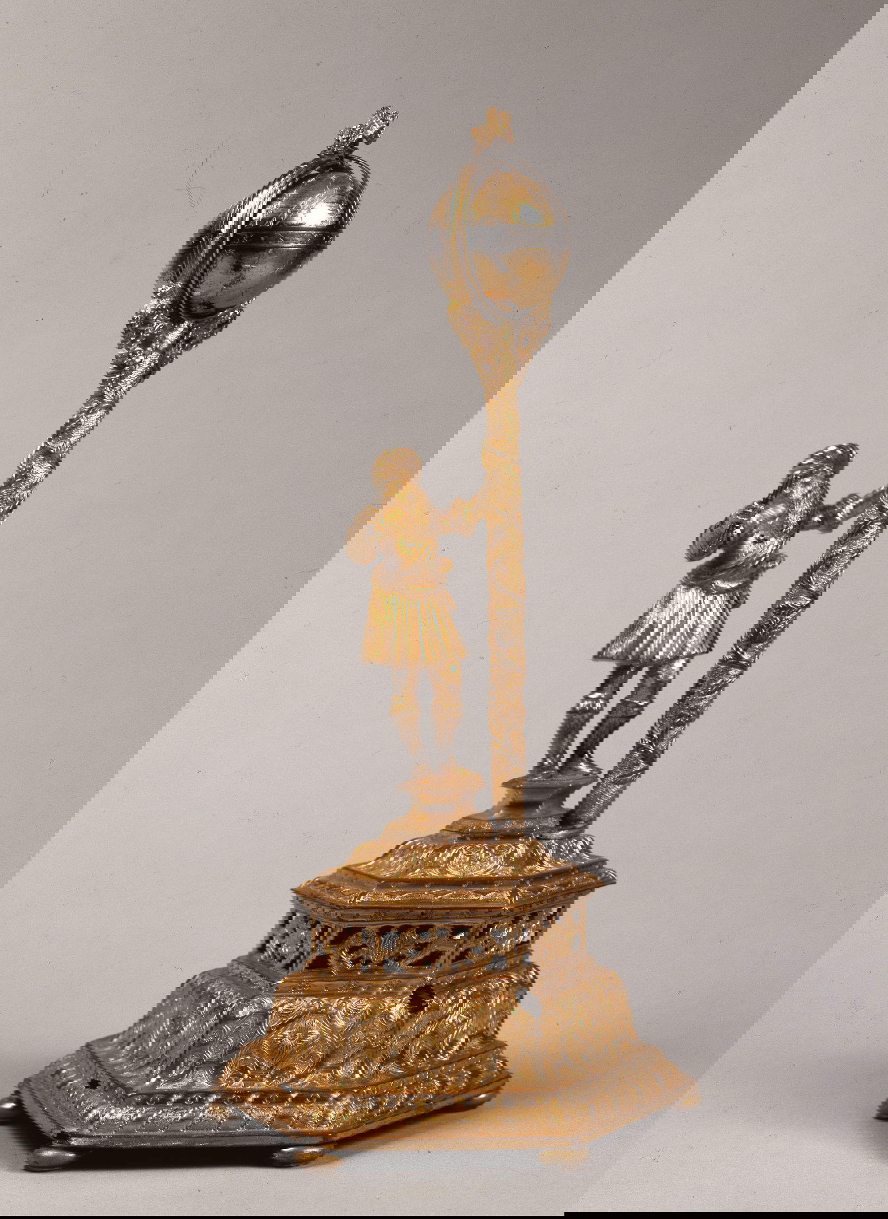 Manifattura tedesca o polacca, Orologio a globo da tavolo con automa a forma di turco (Prima met&agrave; sec XVII; Milano, Museo Poldi Pezzoli) Crediti: &copy; Milano, Museo Poldi Pezzoli